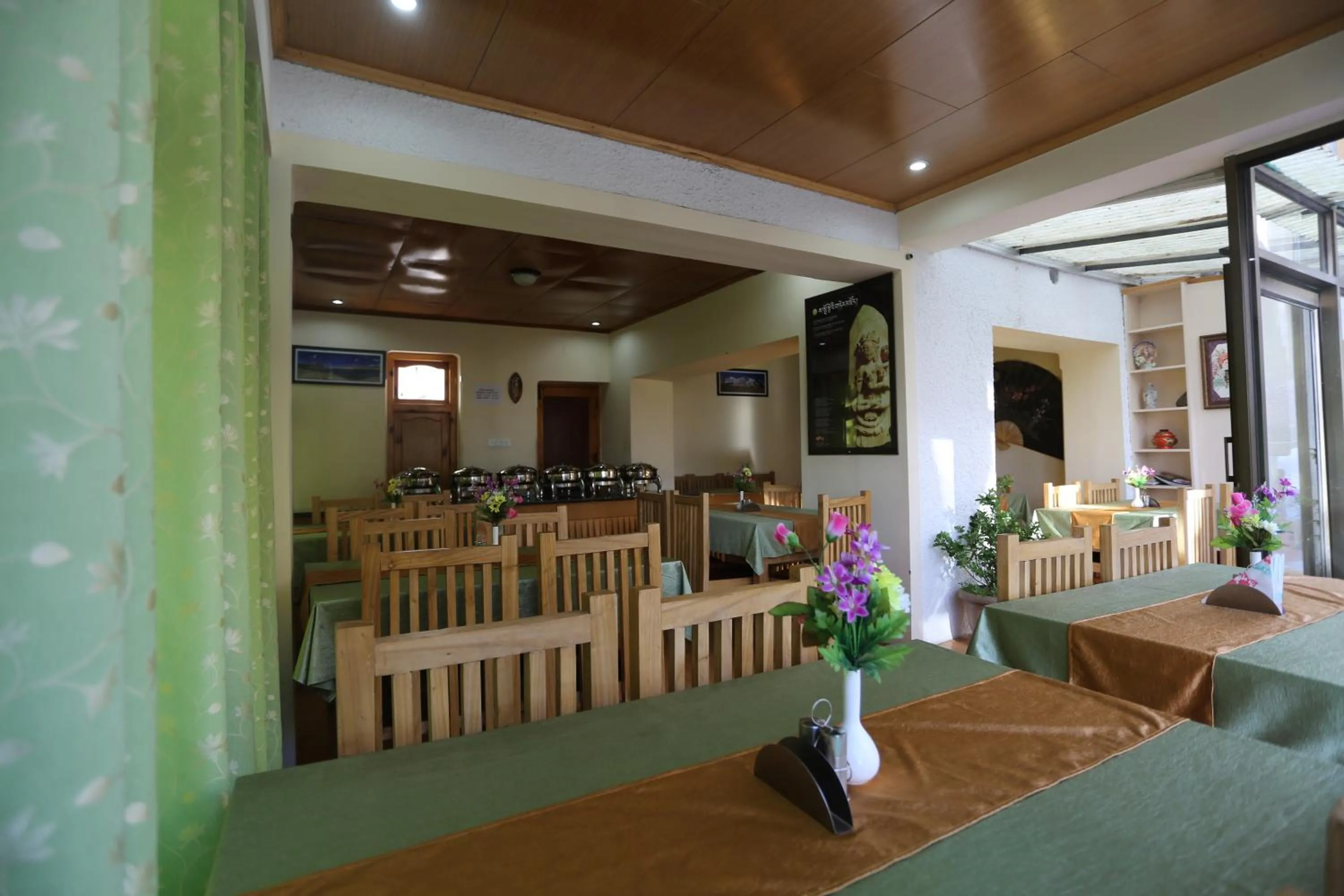 Restaurant/places to eat in Hotel Lhalingkha