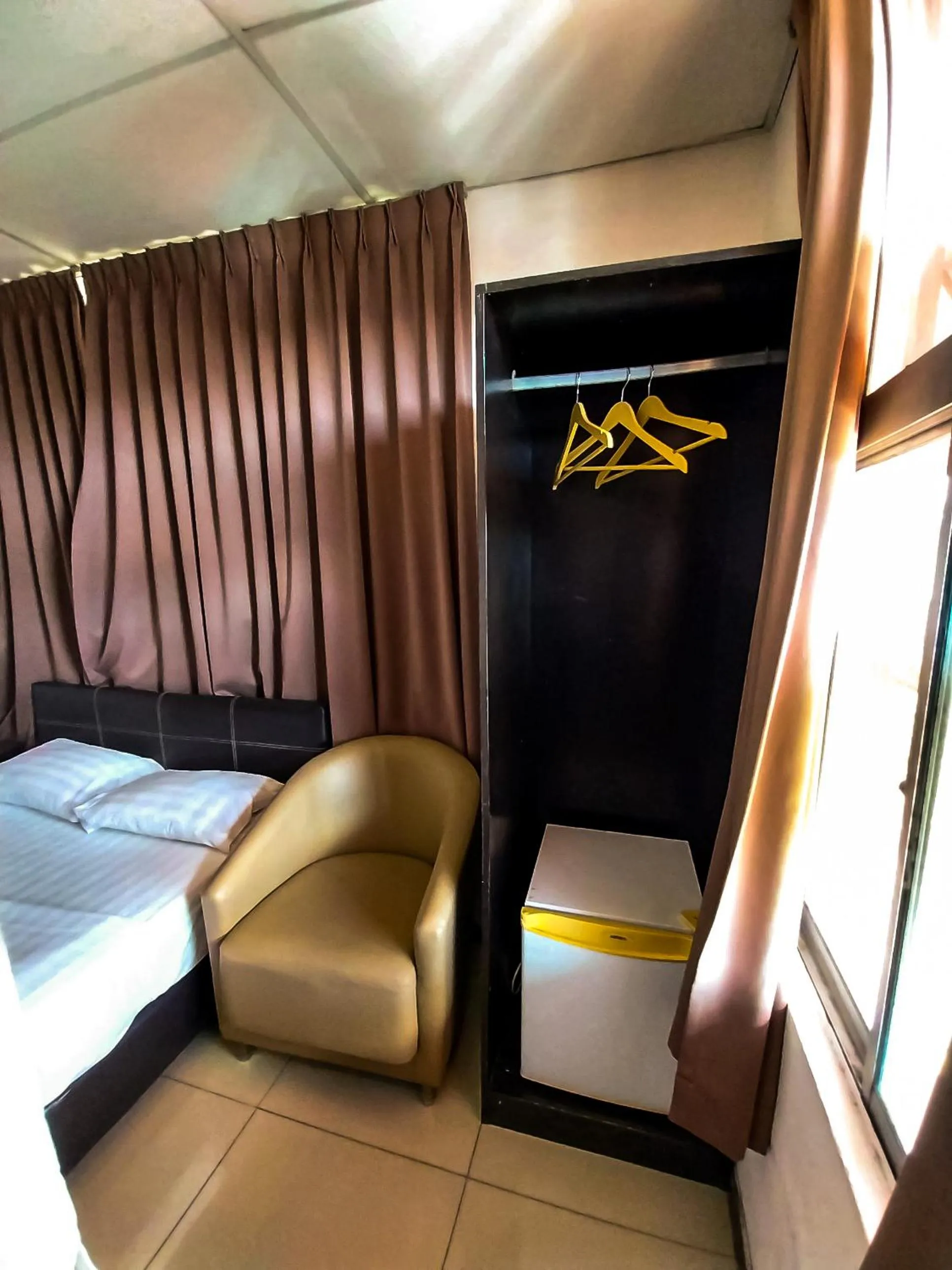 wardrobe, Bed in MB Budget Hotel