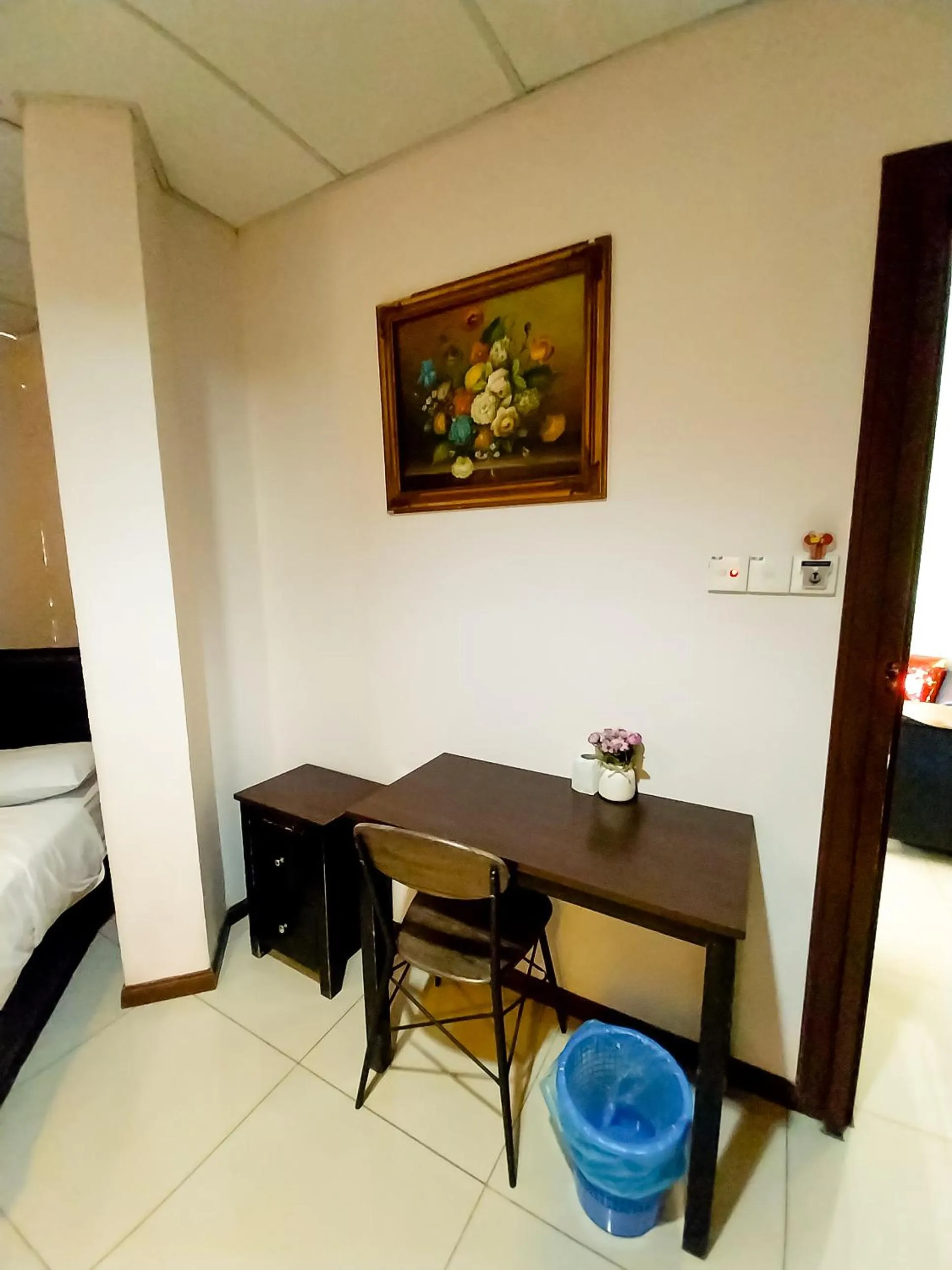 Seating area, Bed in MB Budget Hotel