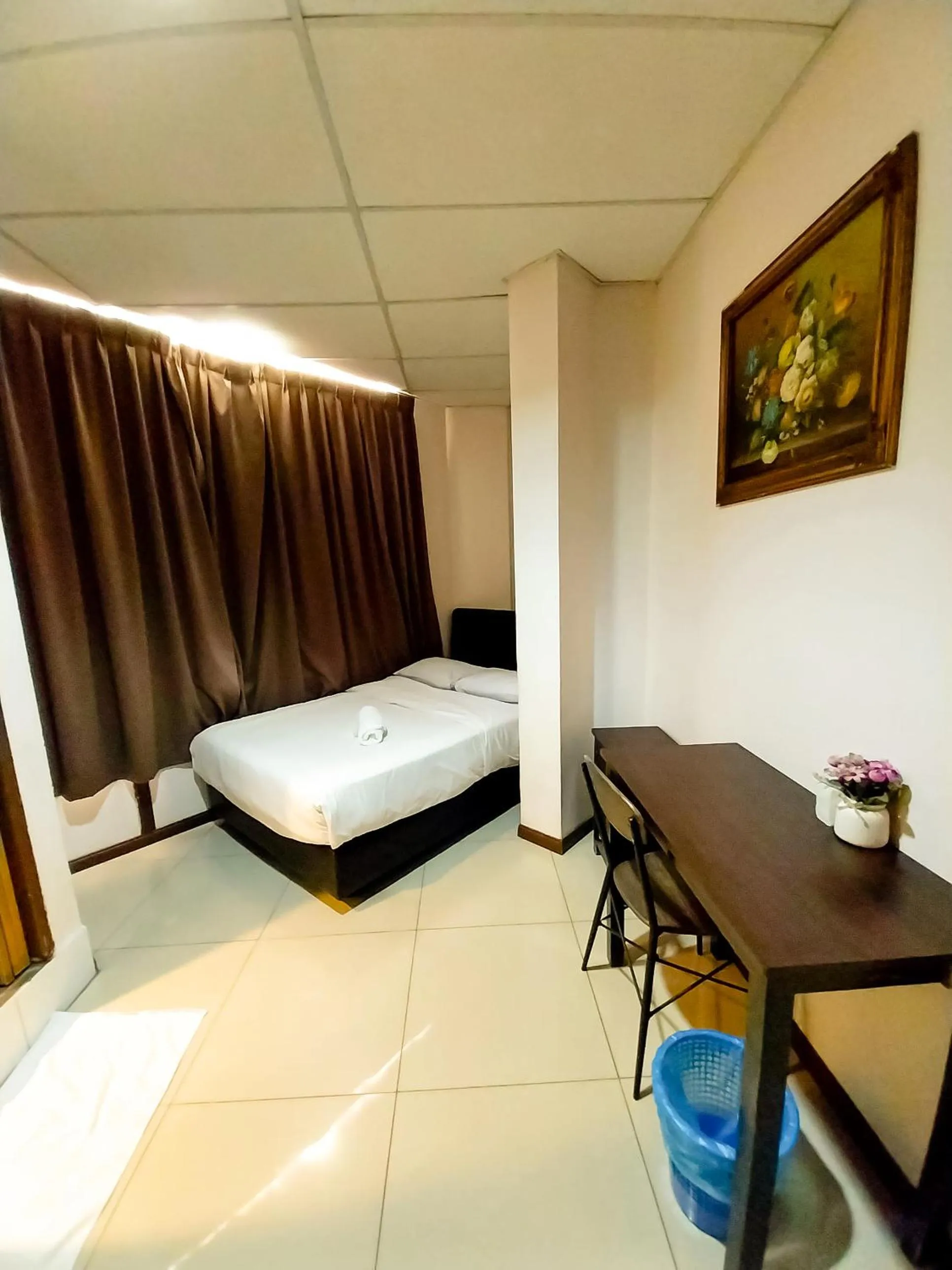 Bedroom, Bed in MB Budget Hotel