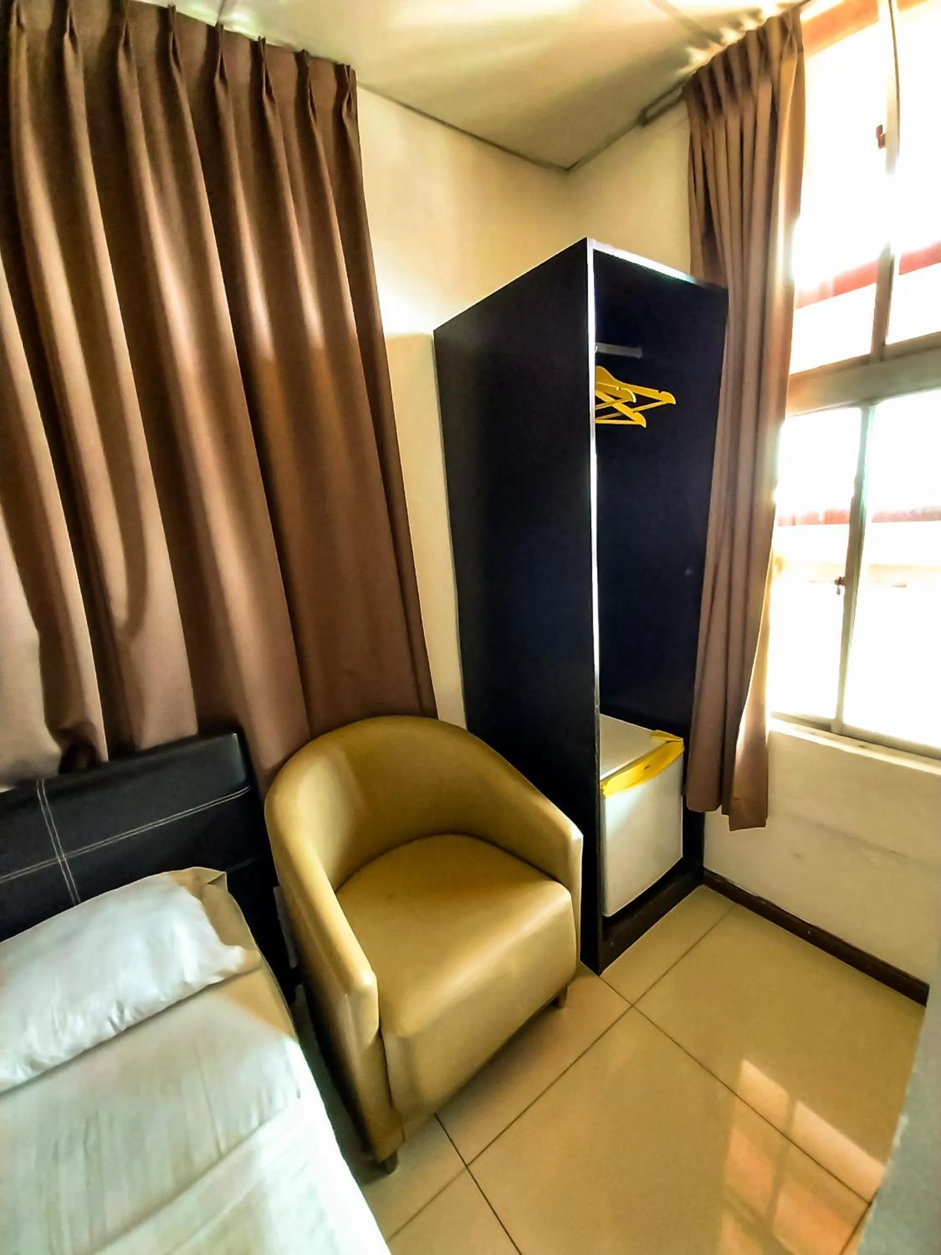 Living room, Bed in MB Budget Hotel