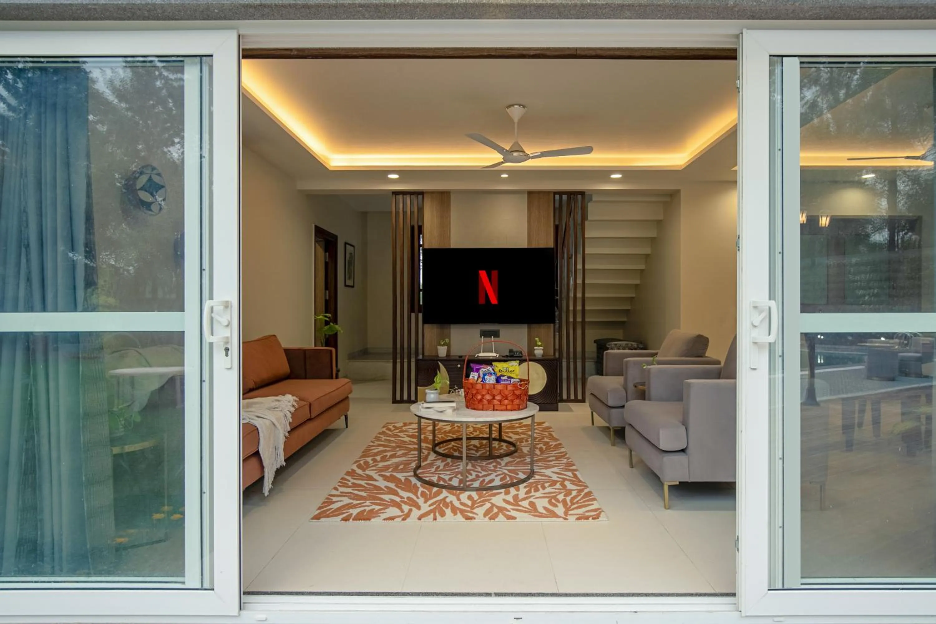 Communal lounge/ TV room in ELIVAAS 6 BHK Farmstay with Pvt Pool & Garden - Esh