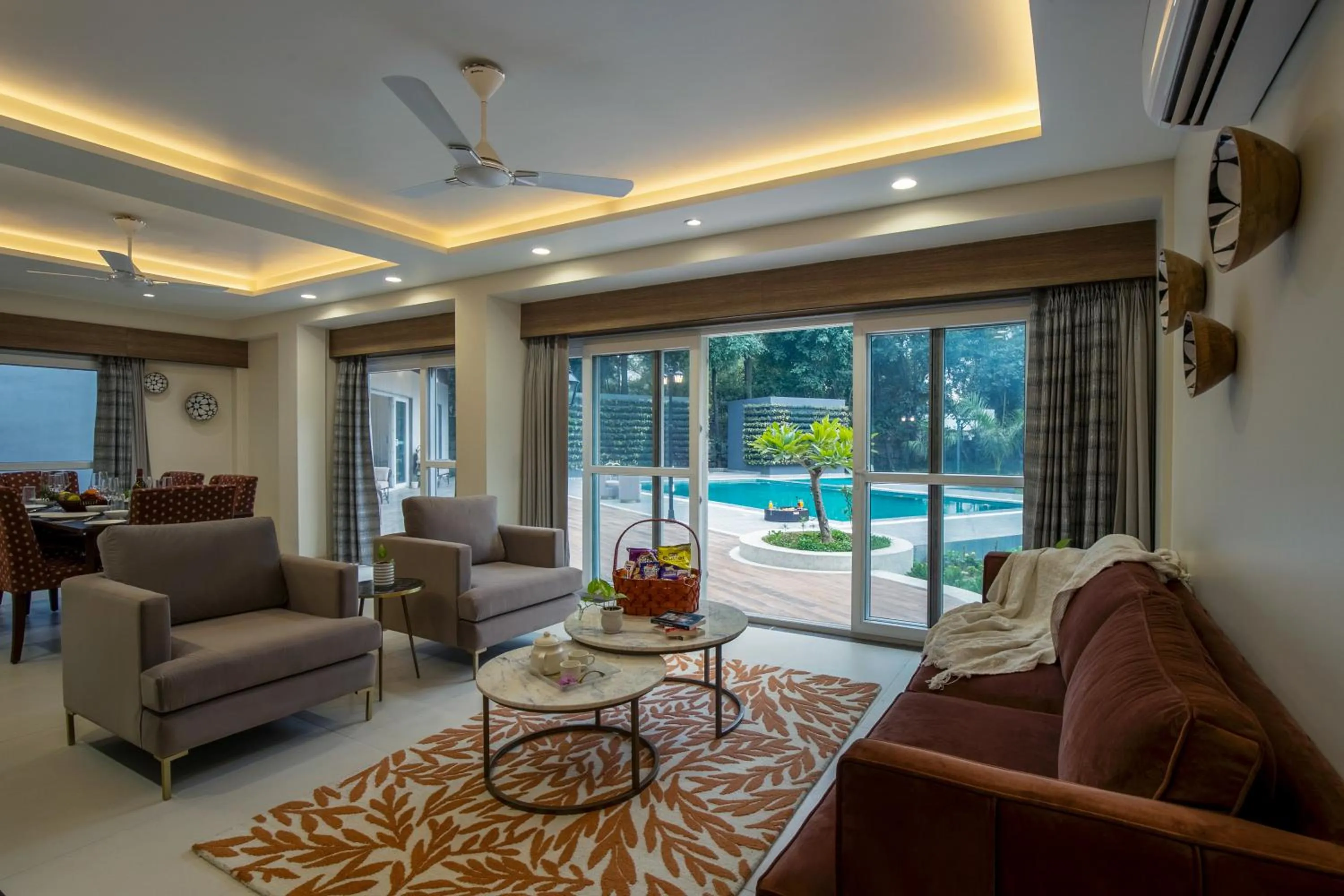 Living room in ELIVAAS 6 BHK Farmstay with Pvt Pool & Garden - Esh