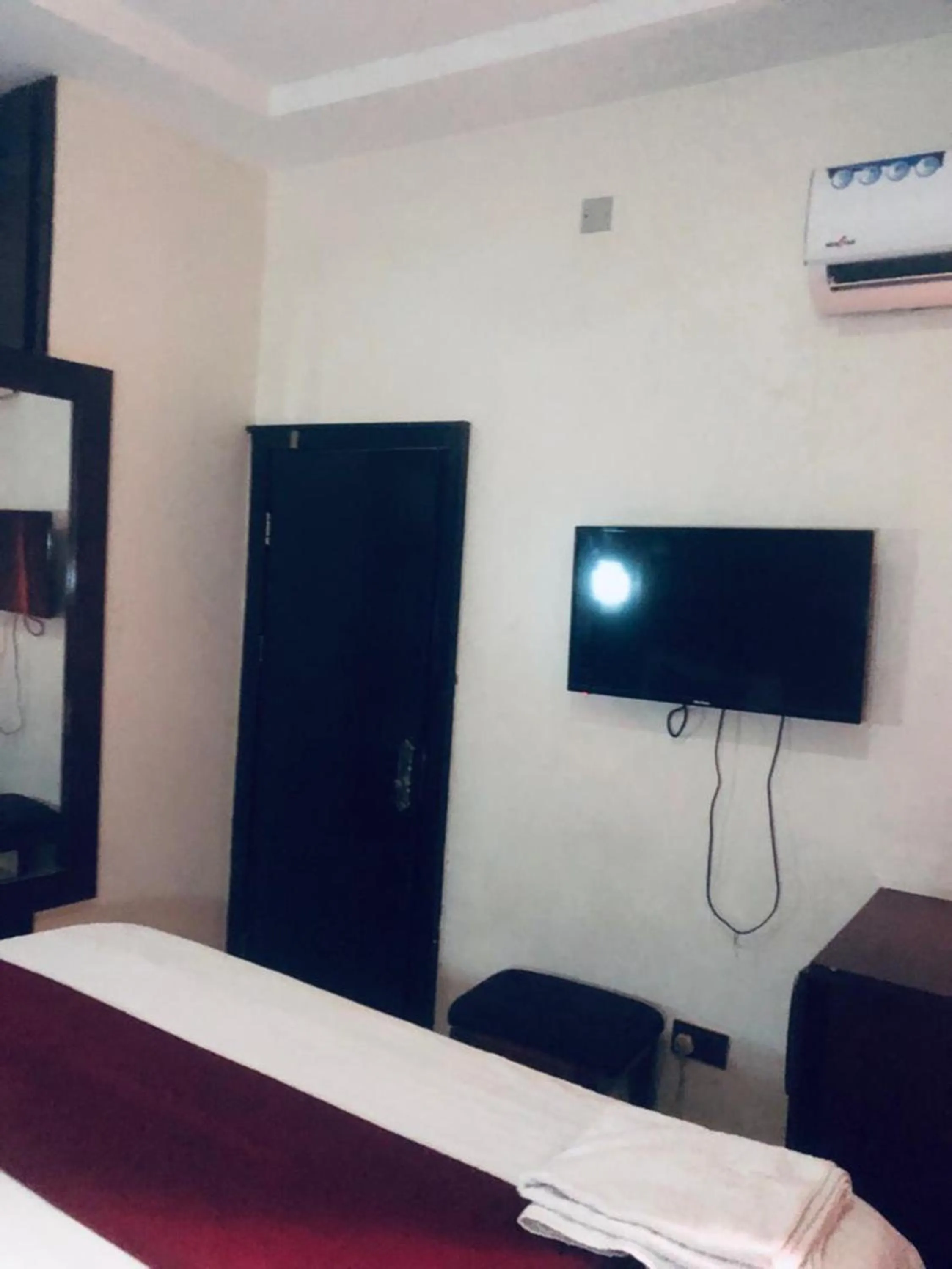 Bedroom, Bed in MCLORRETS SUITES