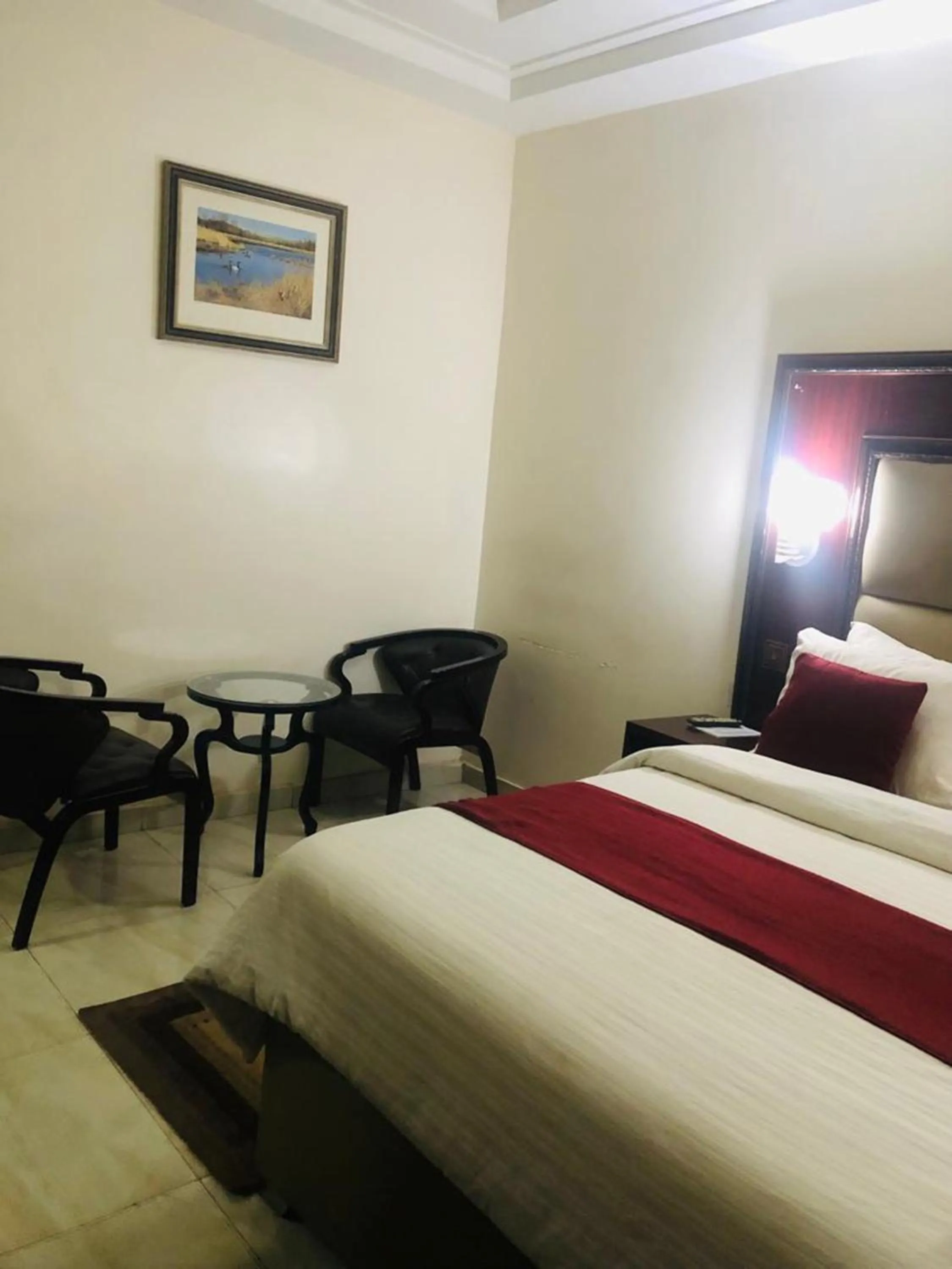 Bed in MCLORRETS SUITES