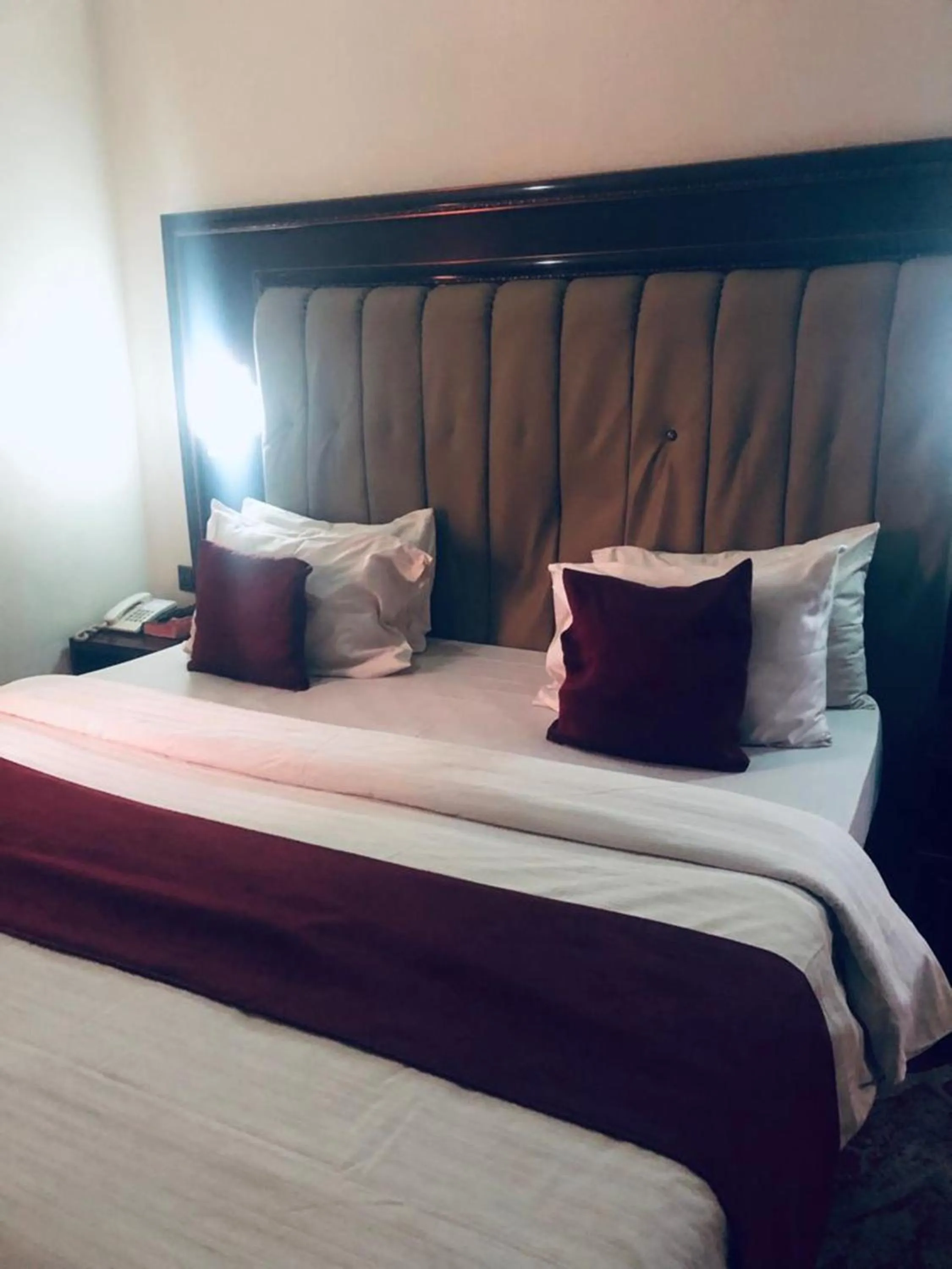 Bed in MCLORRETS SUITES