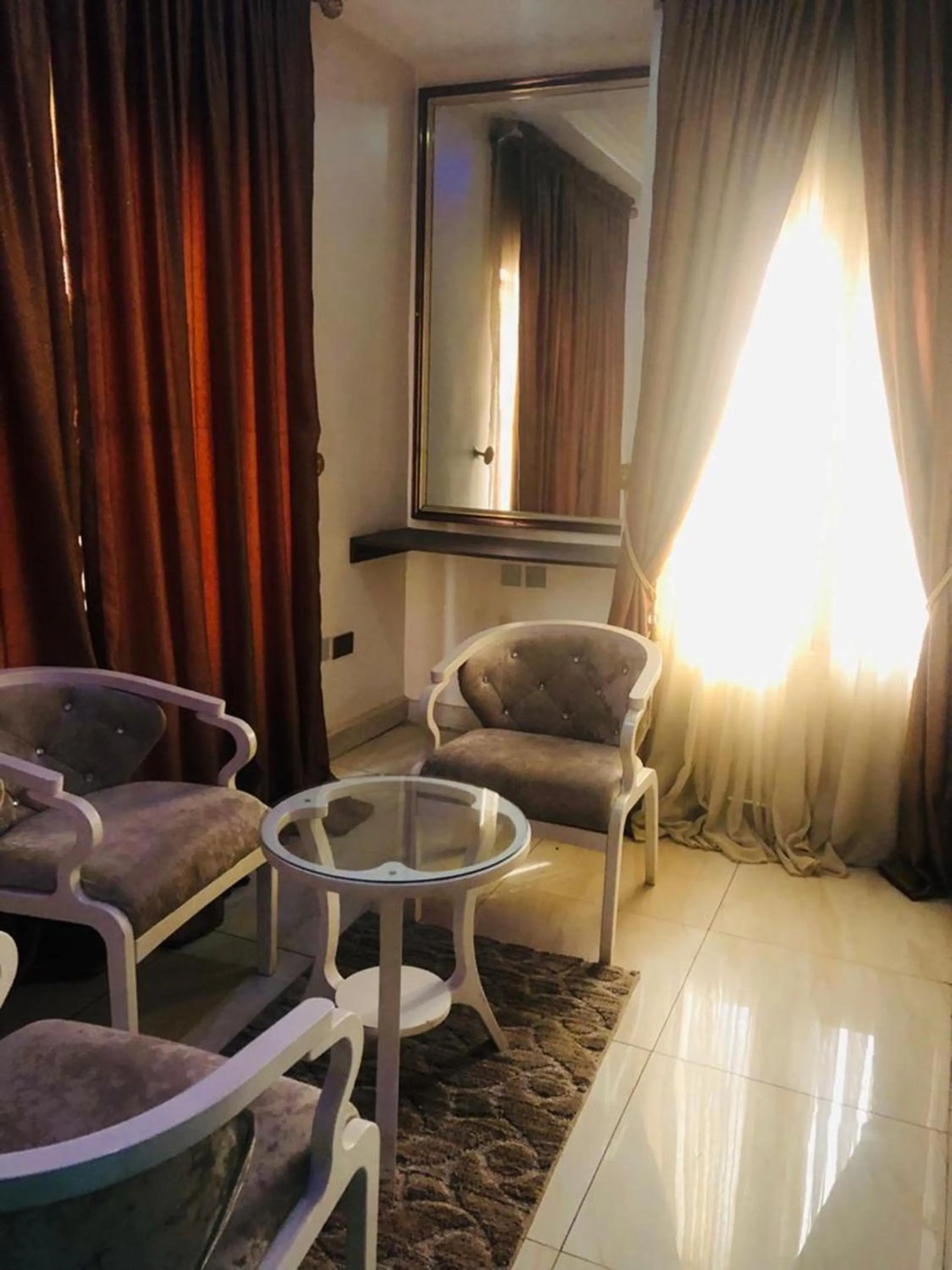 Photo of the whole room in MCLORRETS SUITES