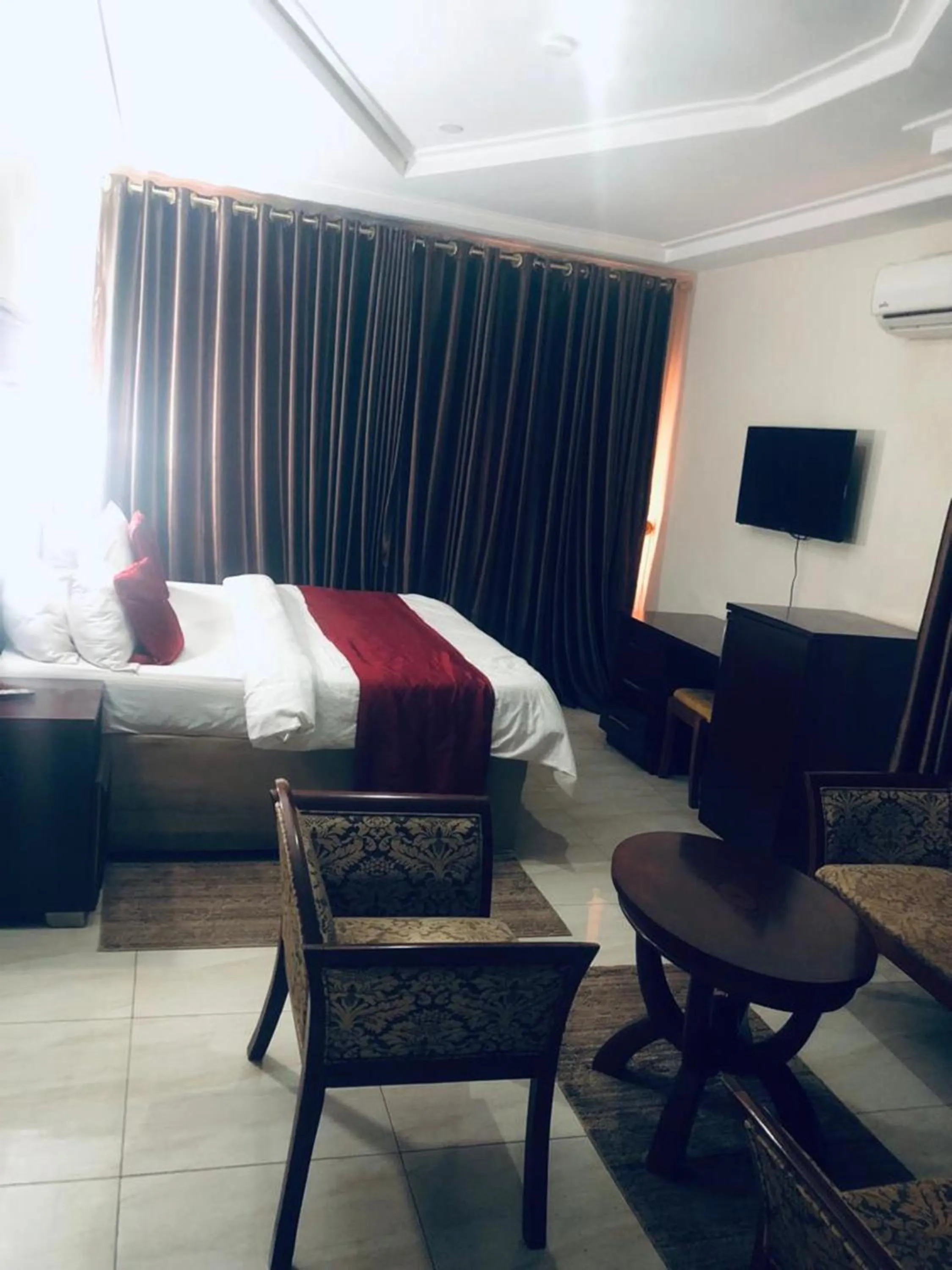 Bed in MCLORRETS SUITES