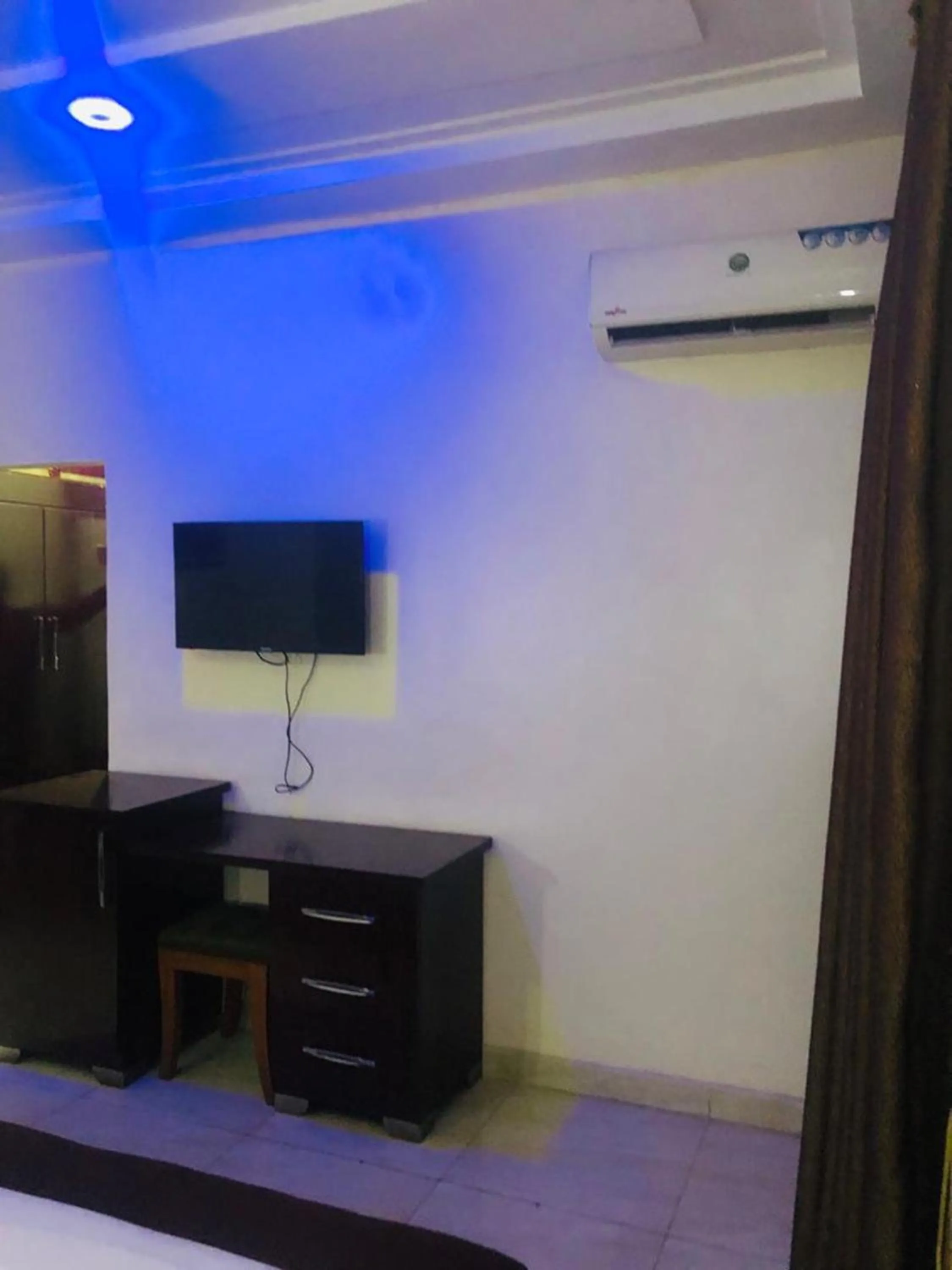 Photo of the whole room in MCLORRETS SUITES