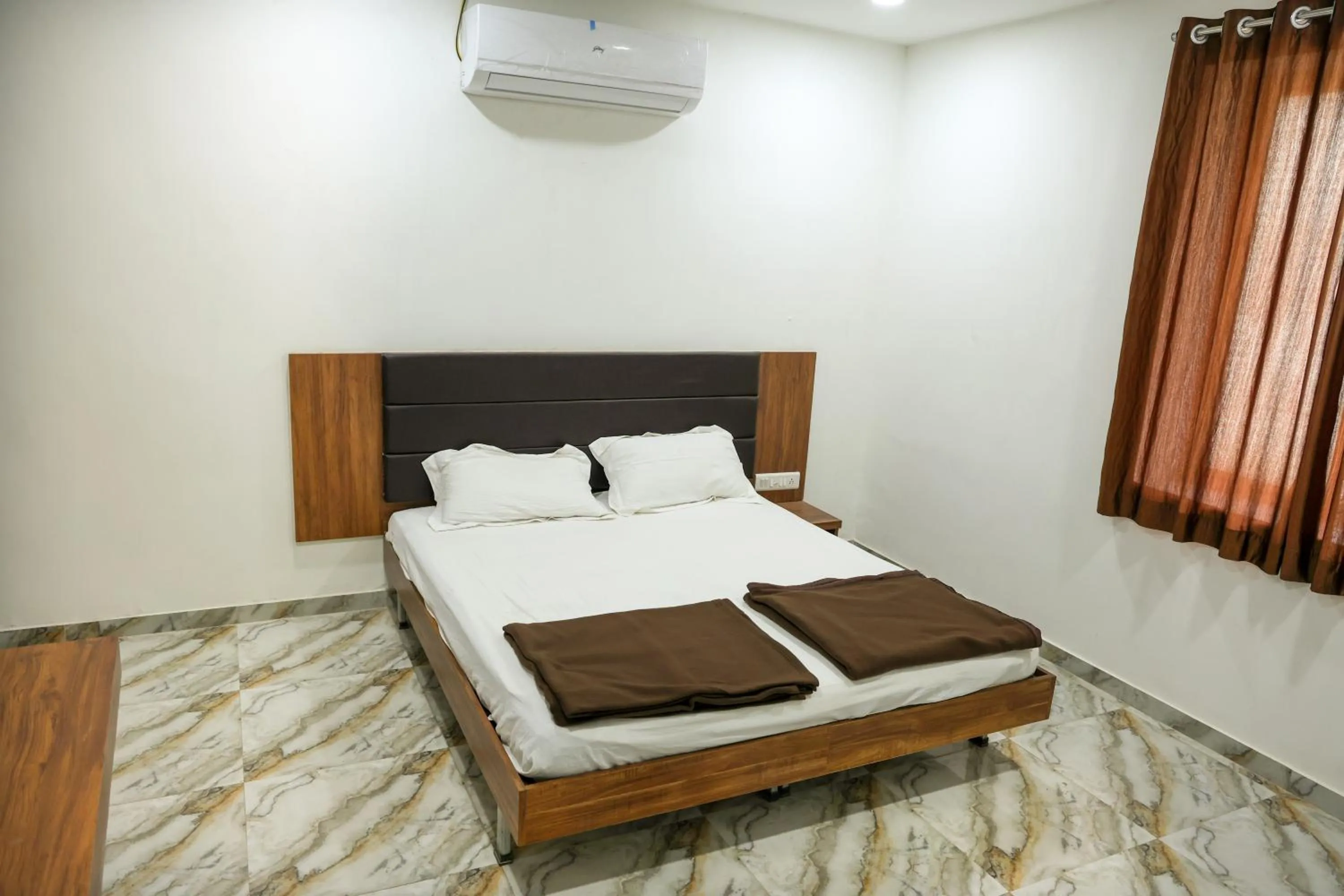 Bed in Hotel Aaram Kalupur