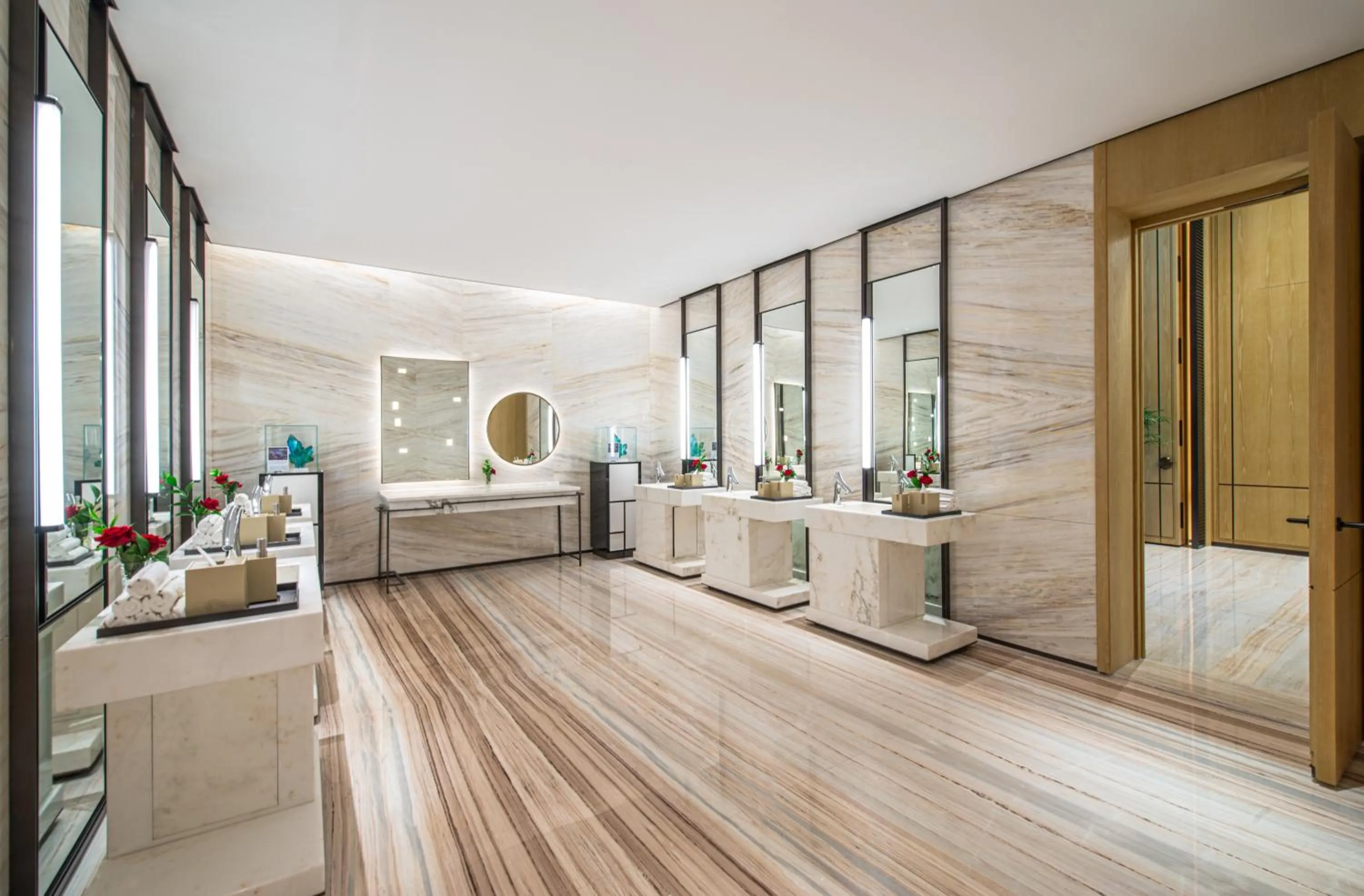 Toilet in Narcissus The Royal Hotel