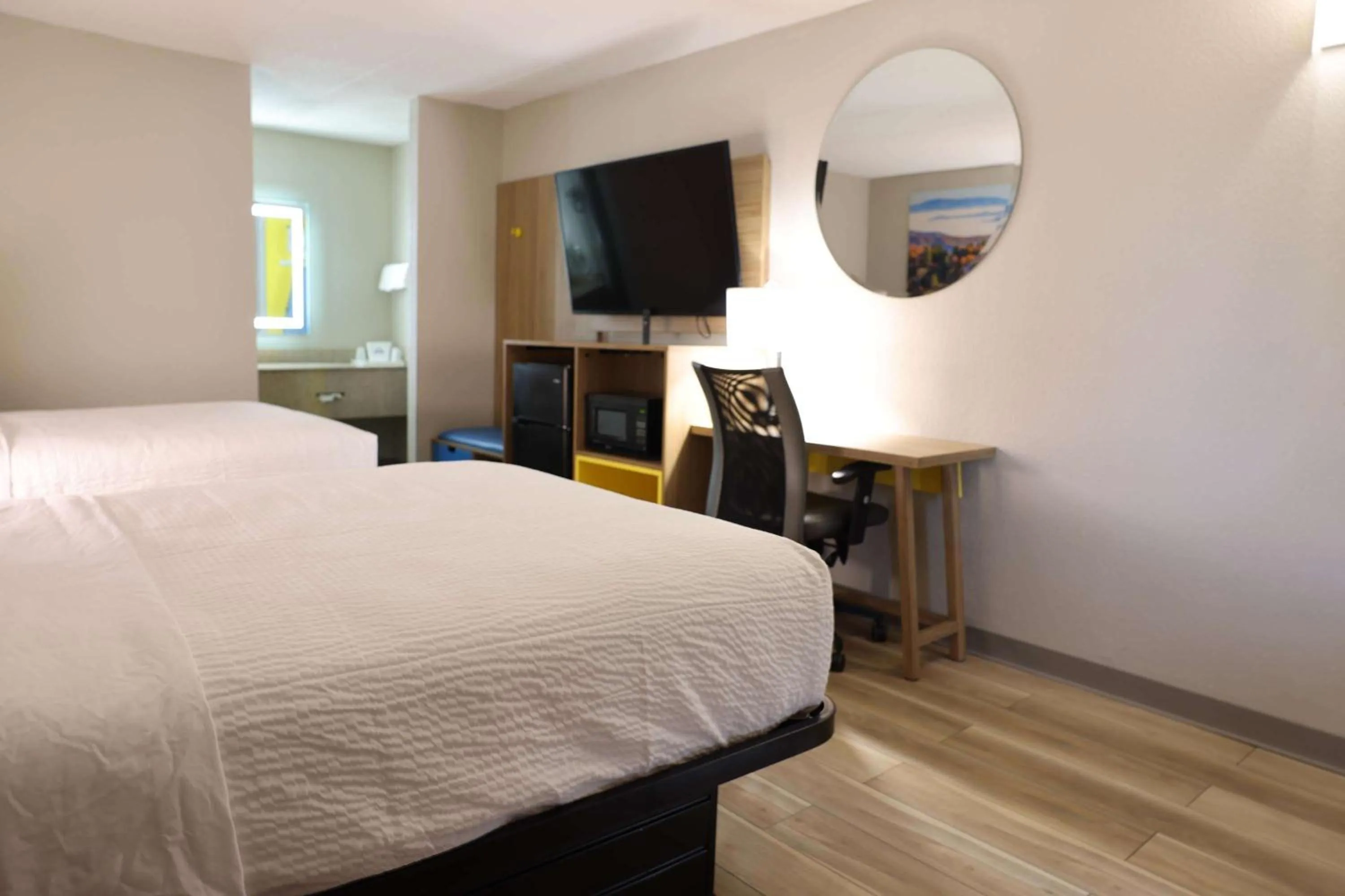 Photo of the whole room, Bed in Days Inn by Wyndham Kings Dominion Doswell