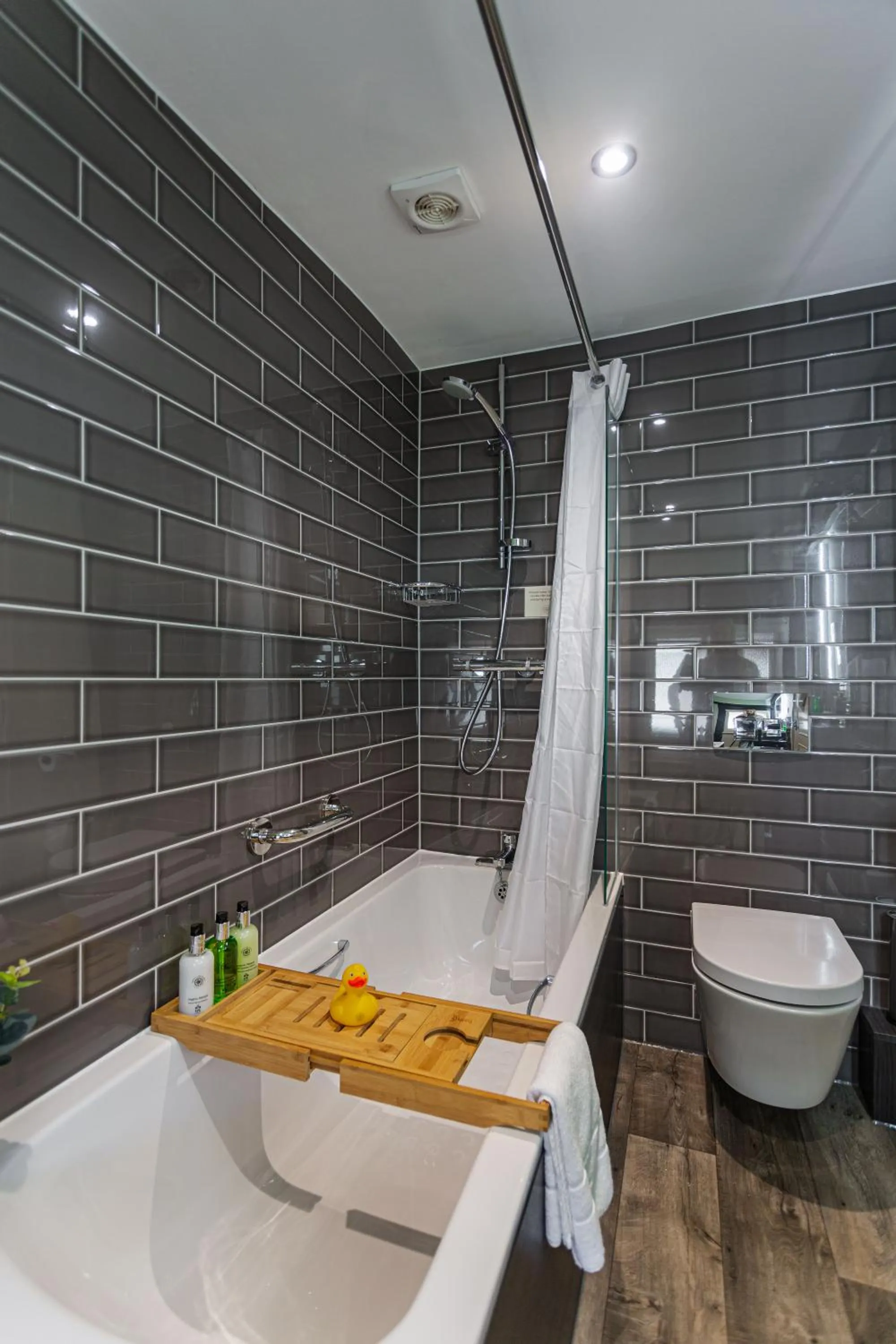 Bathroom in The George Hotel, Dorchester-on-Thames, Oxfordshire - The Coaching Inn Group