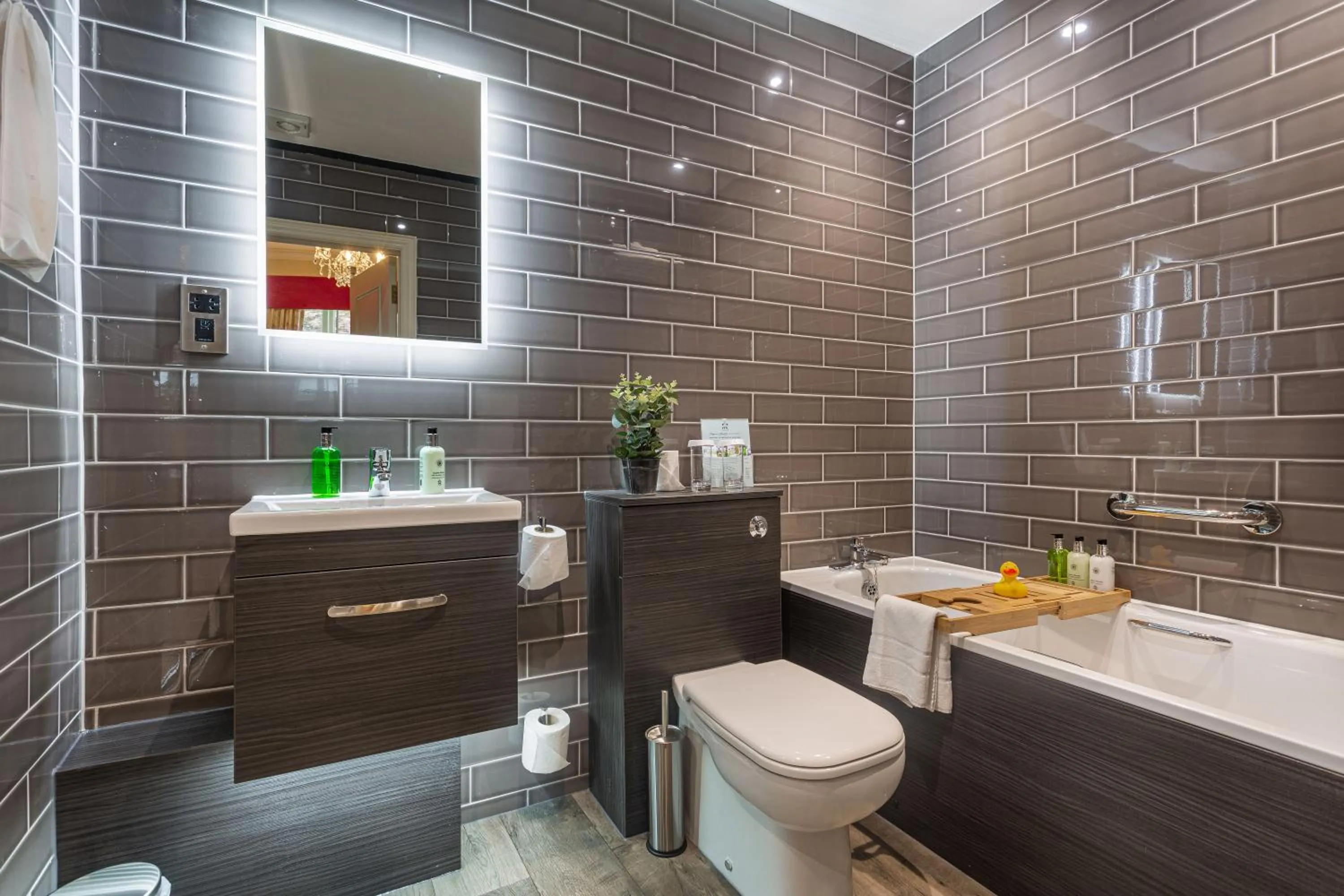 Bathroom in The George Hotel, Dorchester-on-Thames, Oxfordshire - The Coaching Inn Group