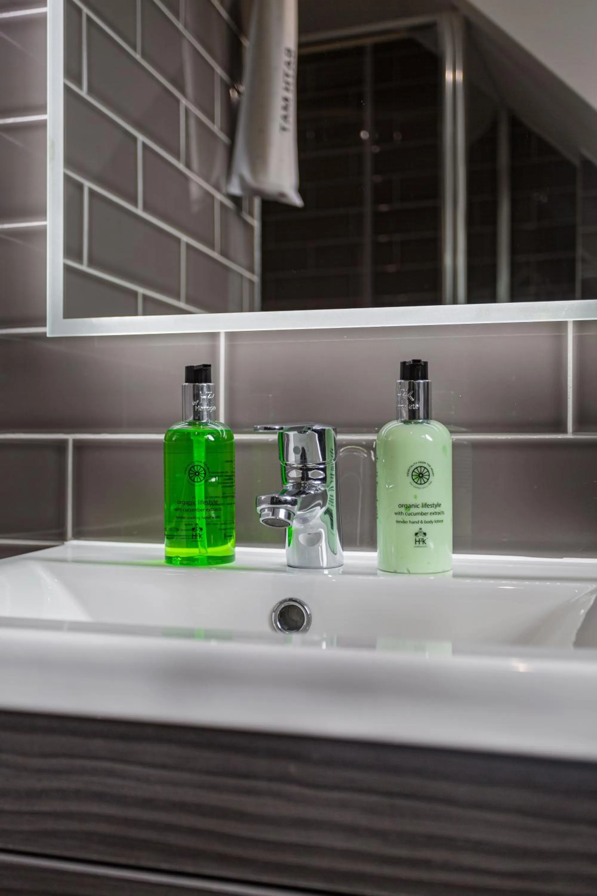 Bathroom in The George Hotel, Dorchester-on-Thames, Oxfordshire - The Coaching Inn Group