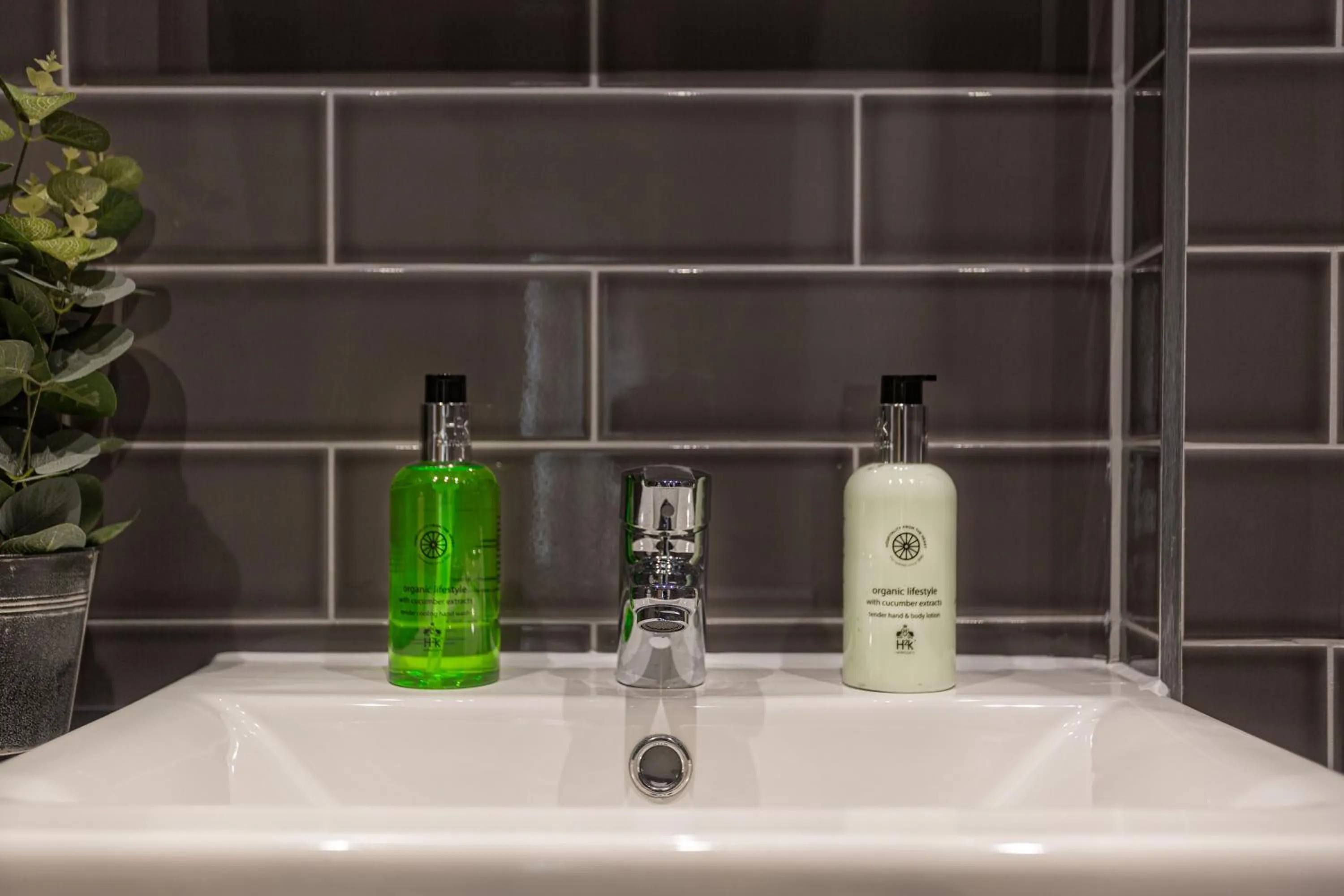 Bathroom in The George Hotel, Dorchester-on-Thames, Oxfordshire - The Coaching Inn Group