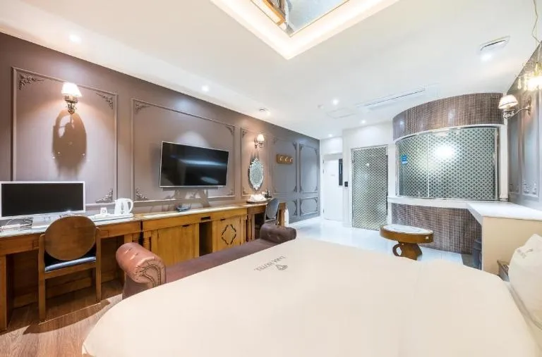 Bed in Zara Hotel Peace Square