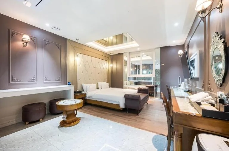 Bed in Zara Hotel Peace Square