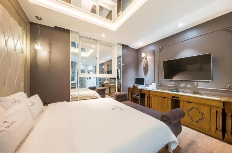 Bed in Zara Hotel Peace Square