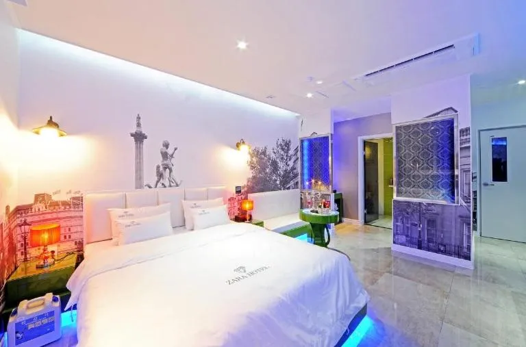 Bed in Zara Hotel Peace Square