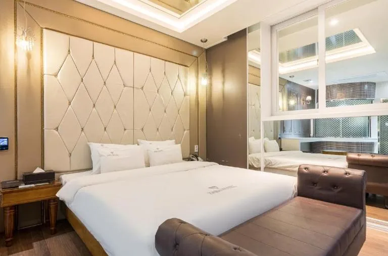 Bed in Zara Hotel Peace Square