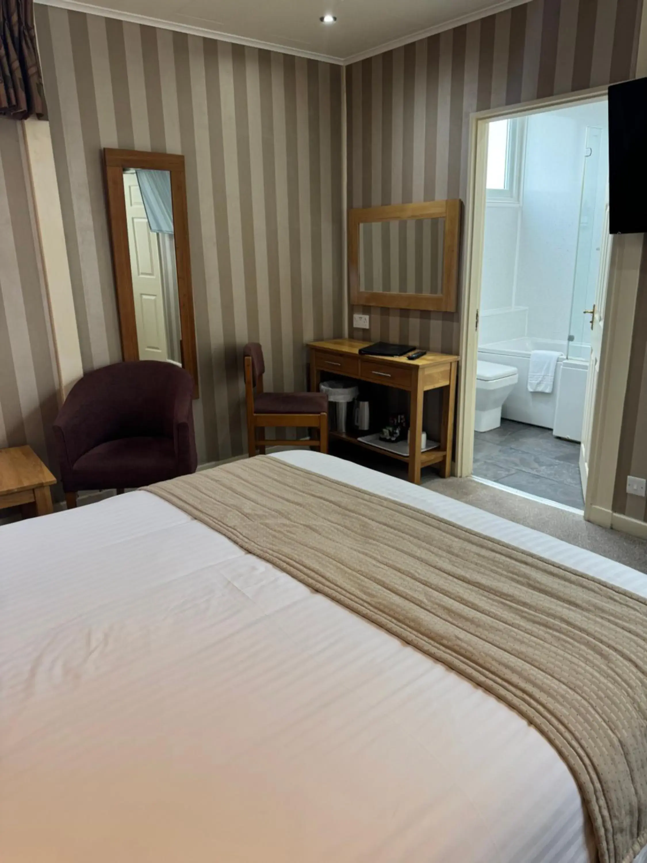 King Room - single occupancy in The Dog & Partridge Country Inn King Room - single occupancy in The Dog & Partridge Country Inn