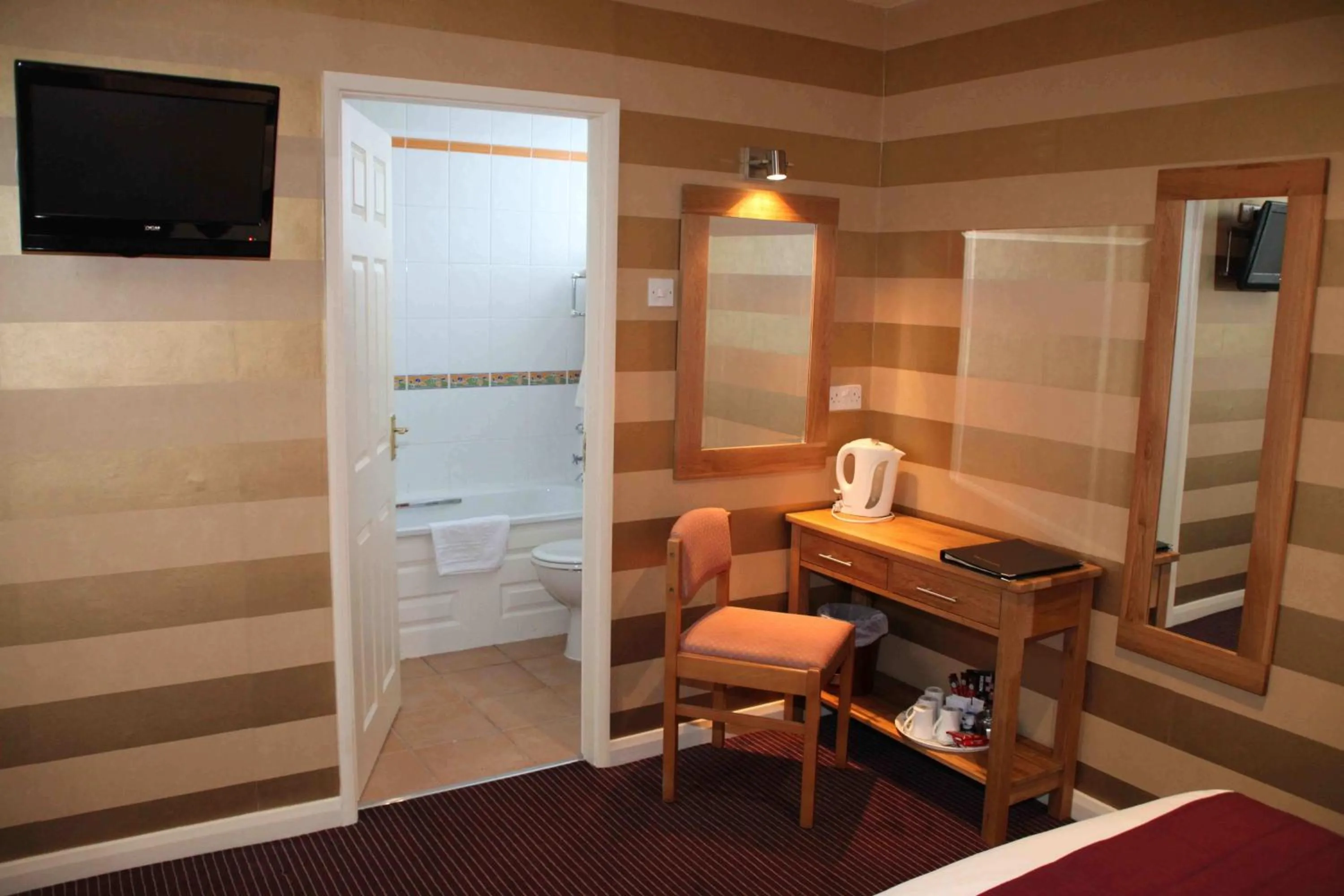 Coffee/tea facilities in The Dog & Partridge Country Inn