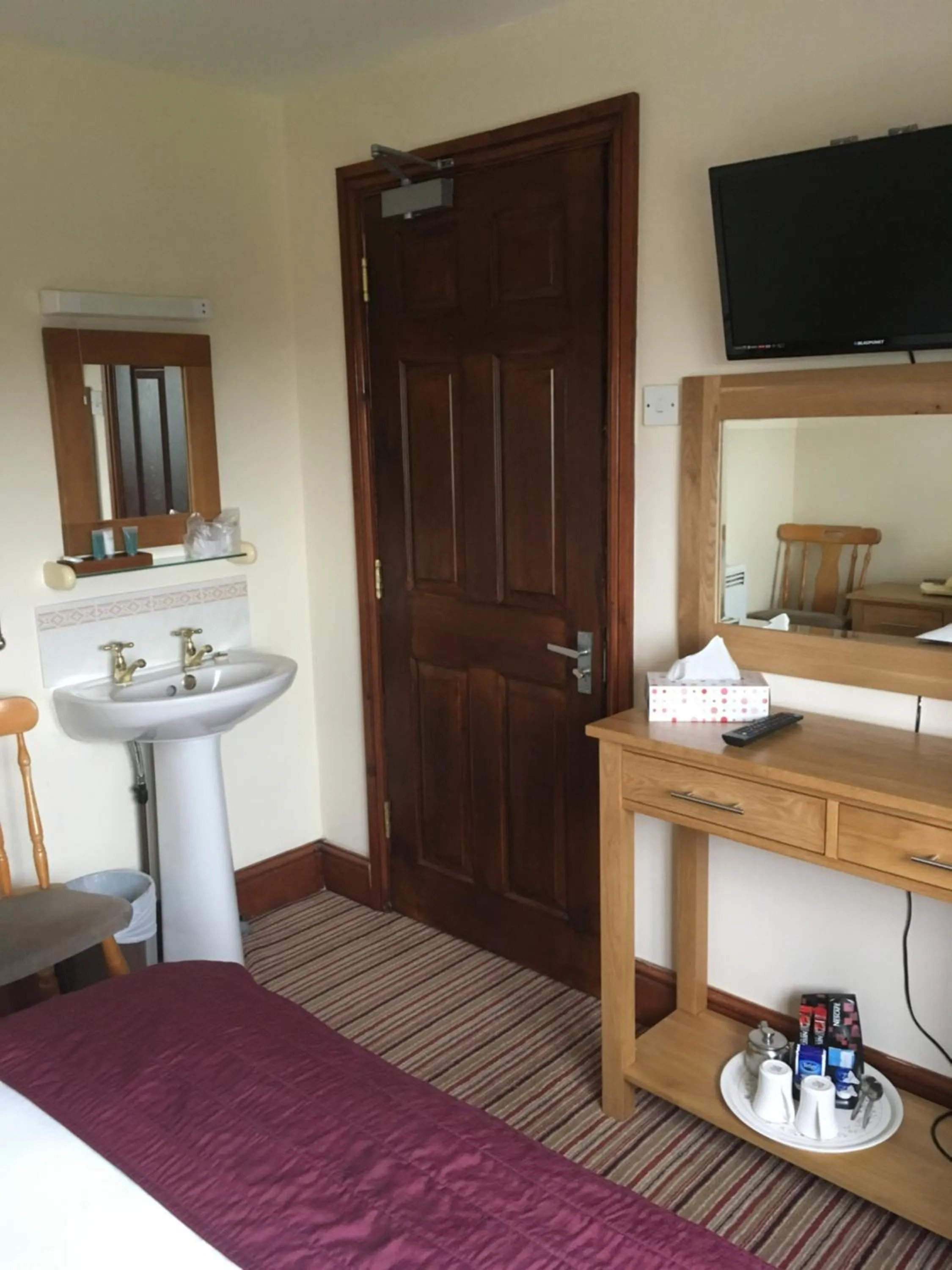Coffee/tea facilities, Bed in The Dog & Partridge Country Inn