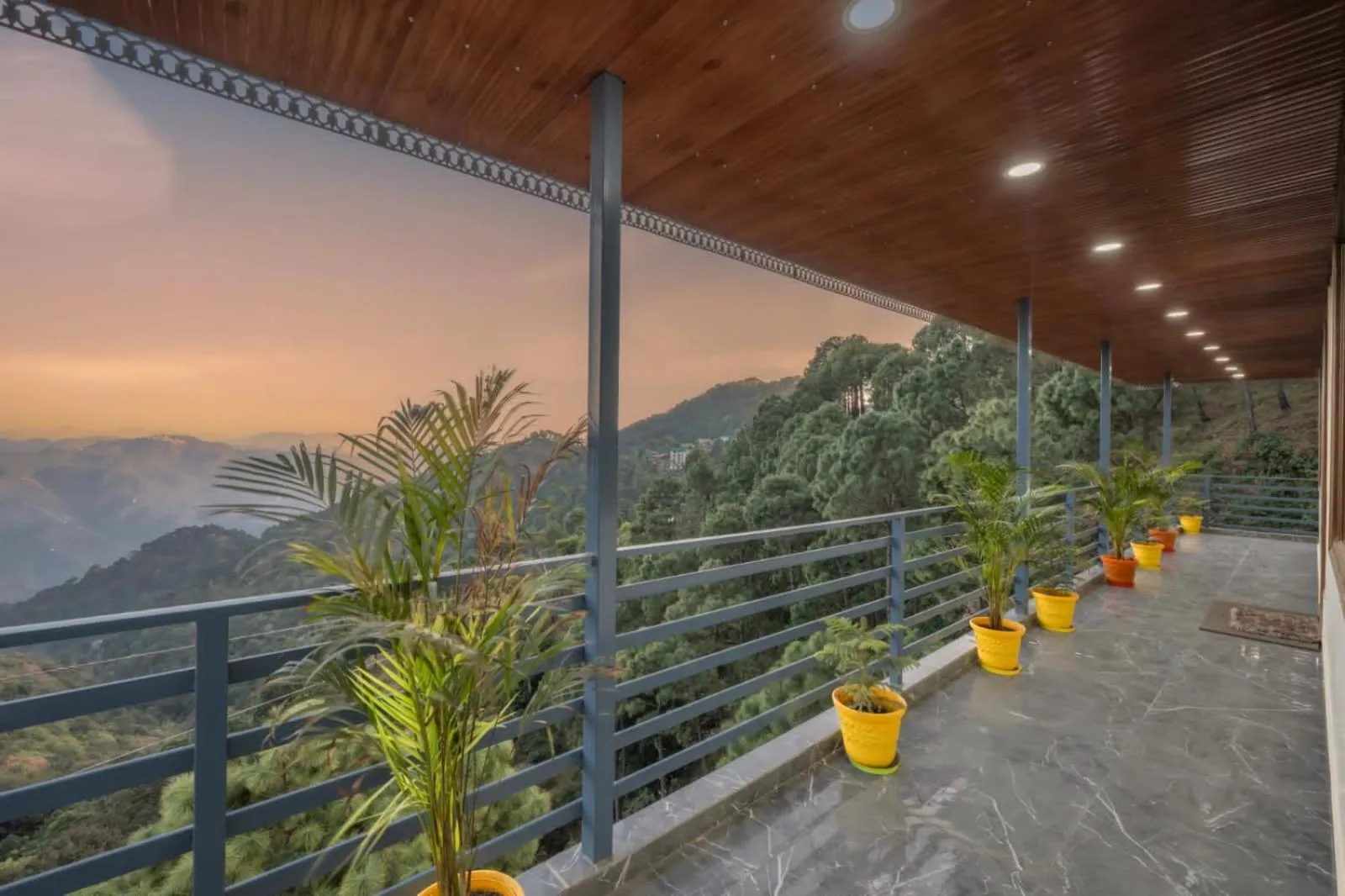 Mountain view in Wonder Inn Kasauli