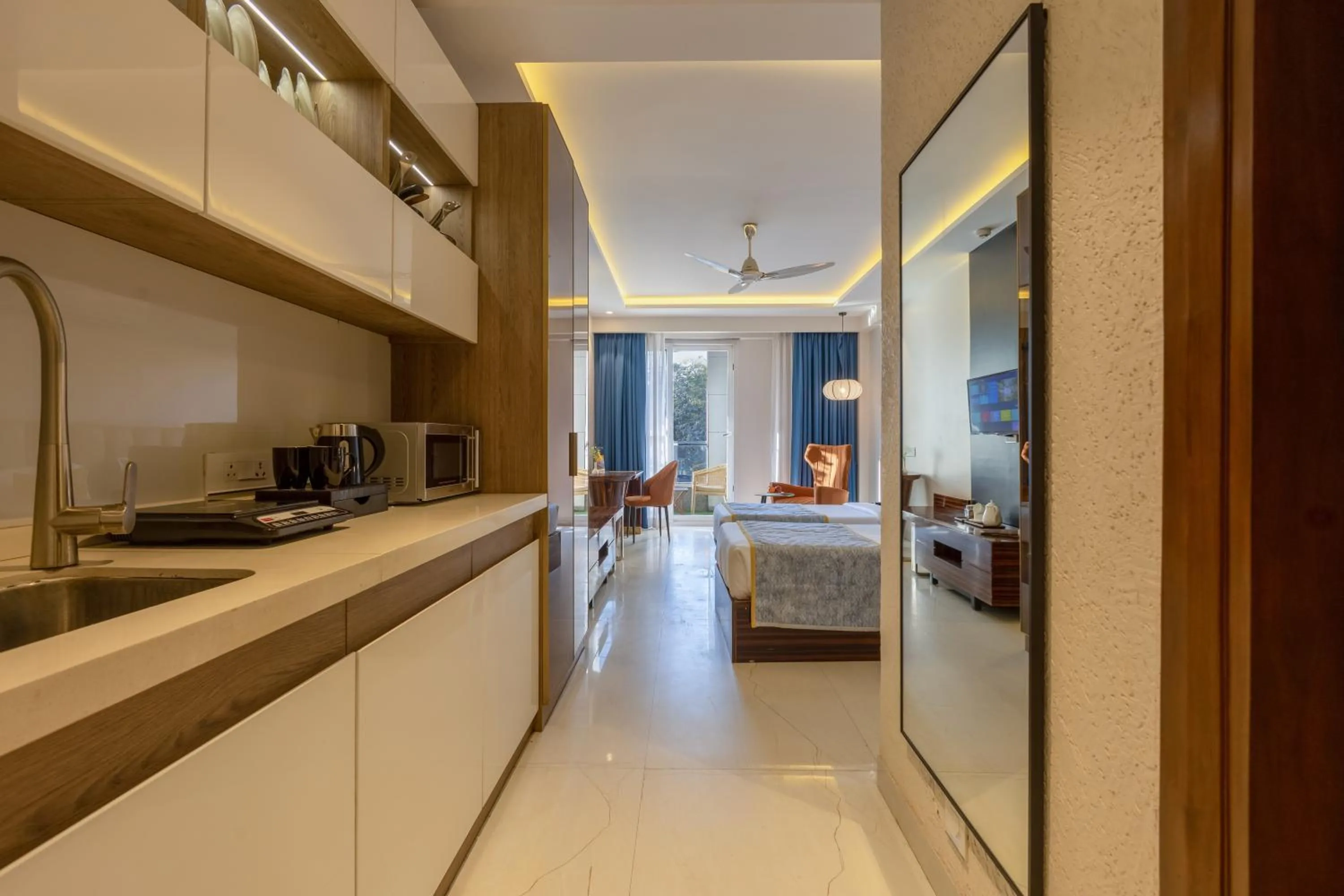 Kitchen or kitchenette, Bed in Hotel Bawa Gurgaon Medanta