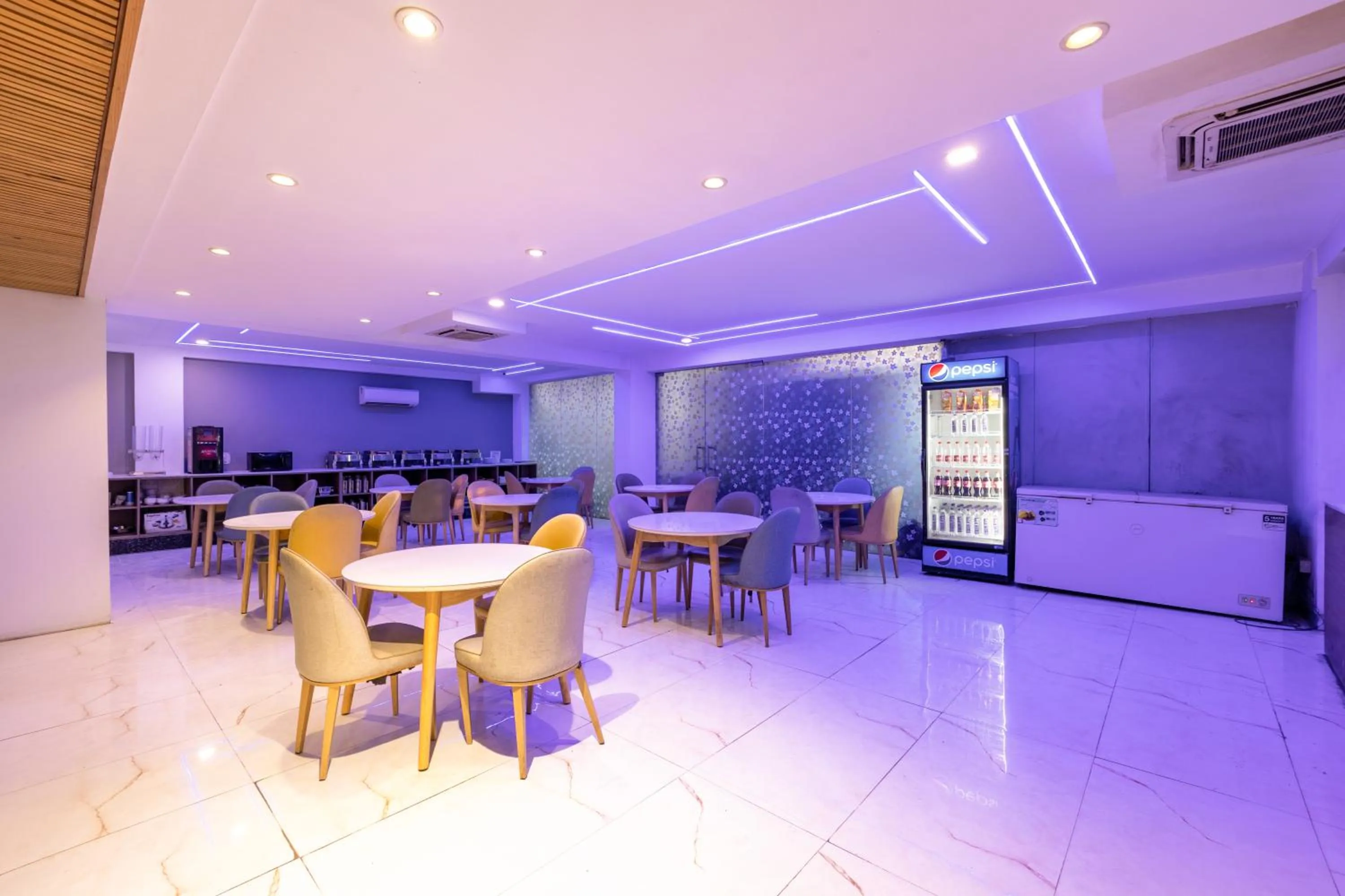 Restaurant/places to eat in Hotel Bawa Gurgaon Medanta