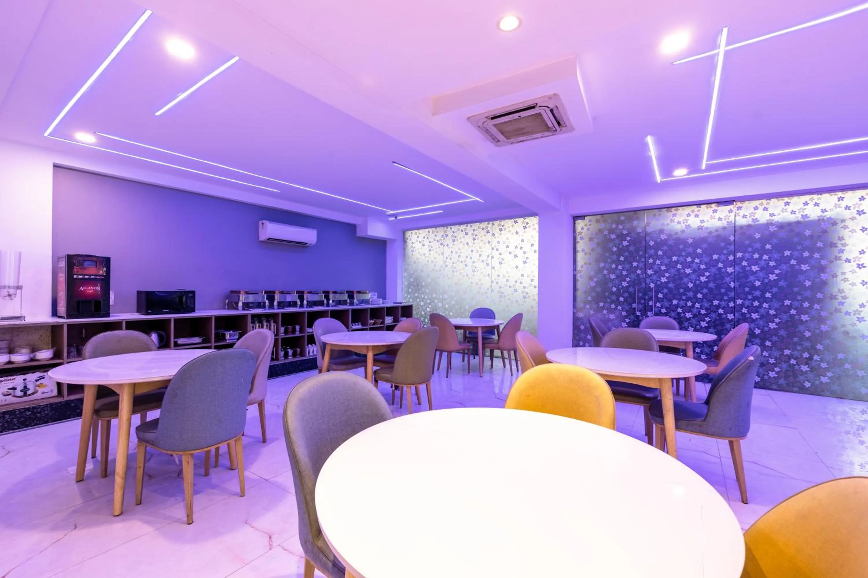 Restaurant/places to eat in Hotel Bawa Gurgaon Medanta