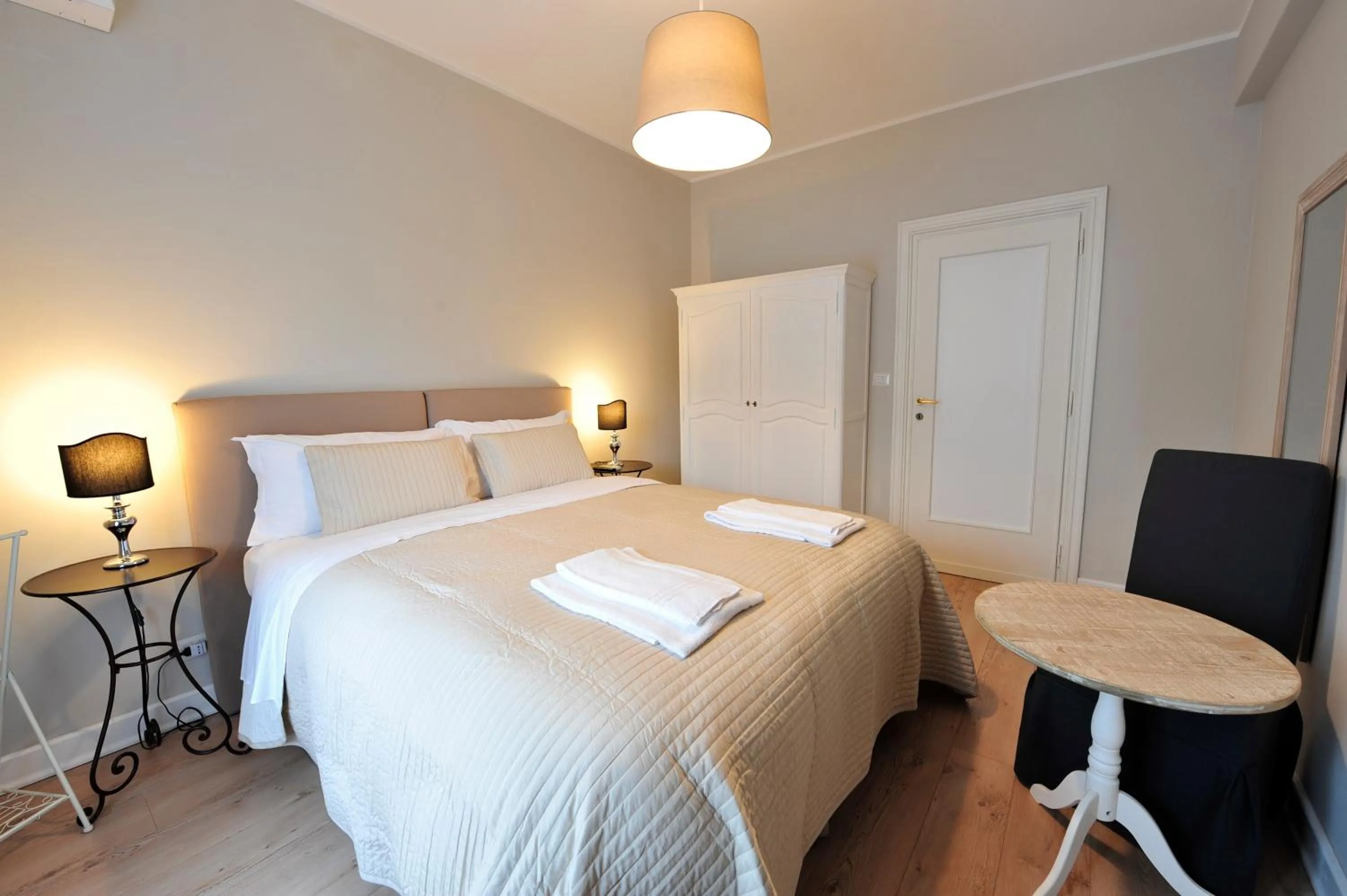 Photo of the whole room, Bed in Vatican Holiday Home