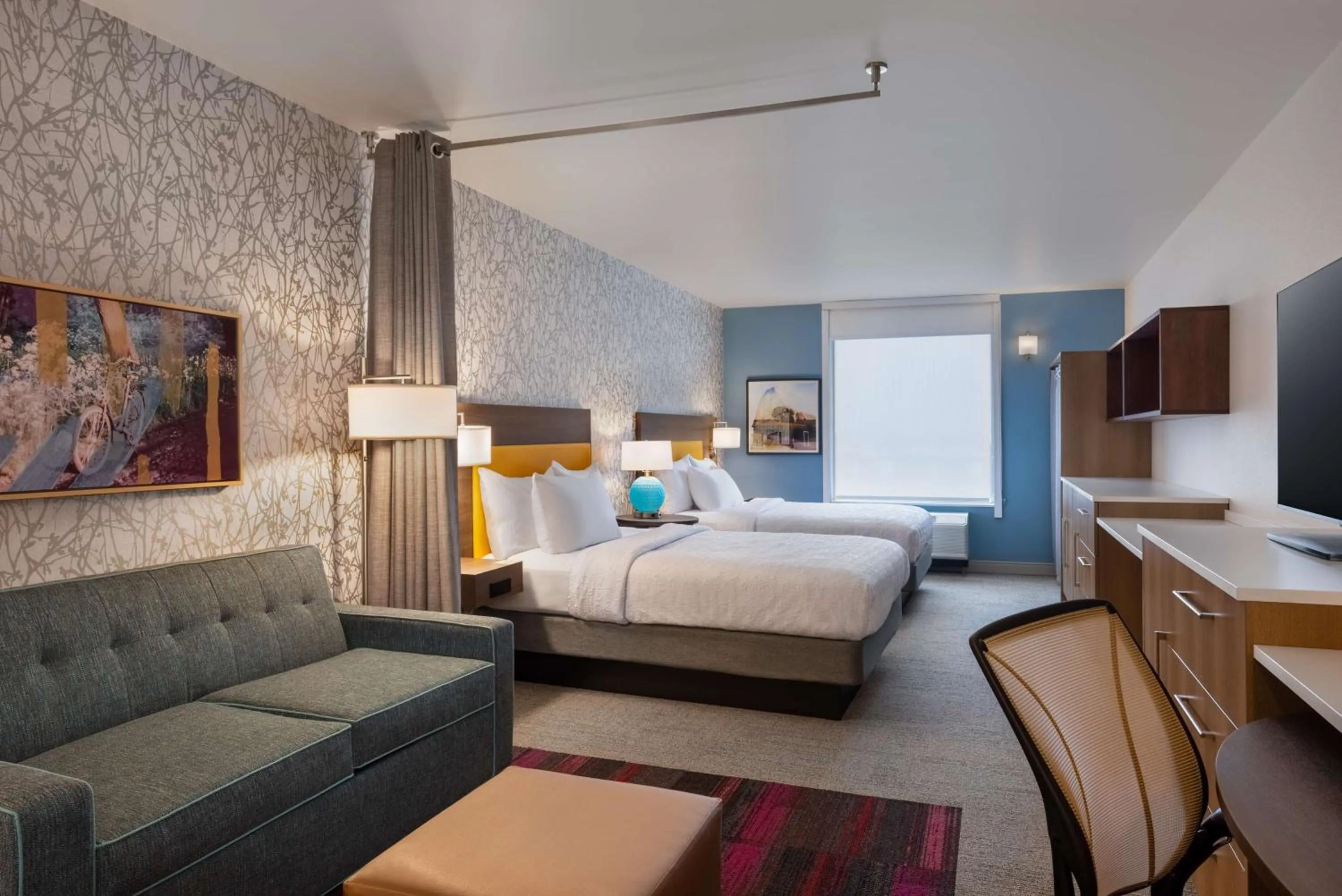 Living room, Bed in Home2 Suites By Hilton Ankeny