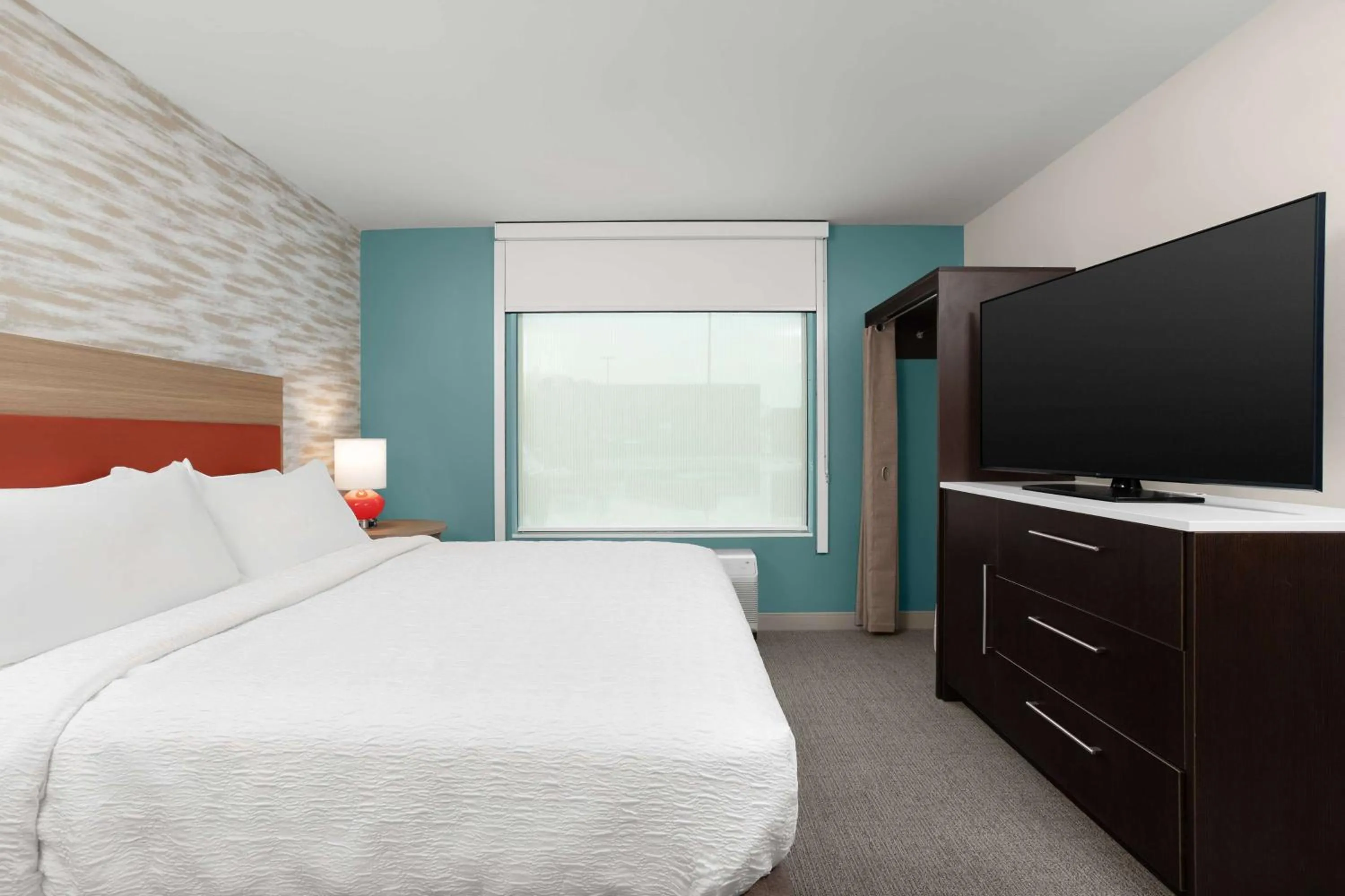 Bed in Home2 Suites By Hilton Owatonna