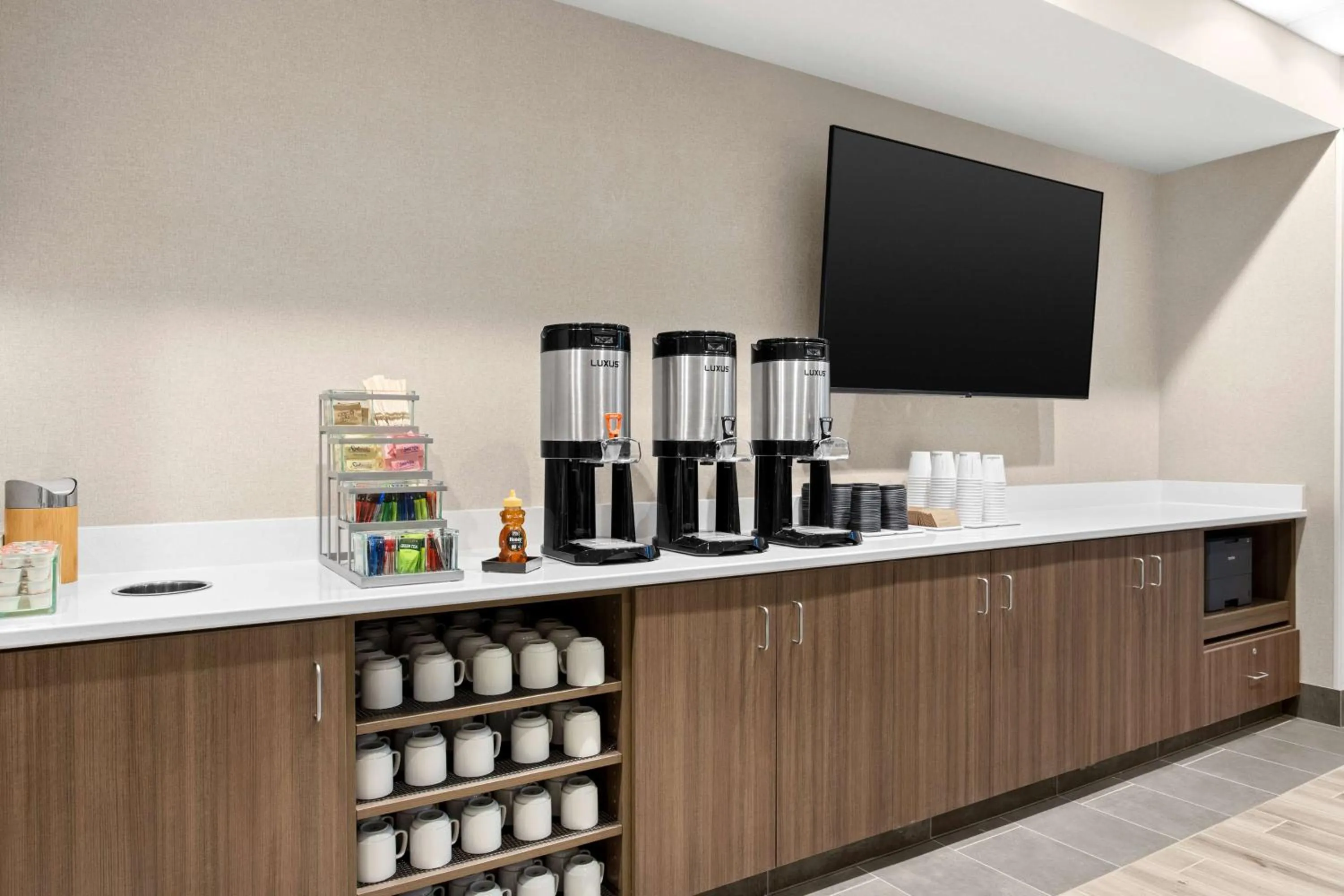 Dining area in Home2 Suites By Hilton Owatonna