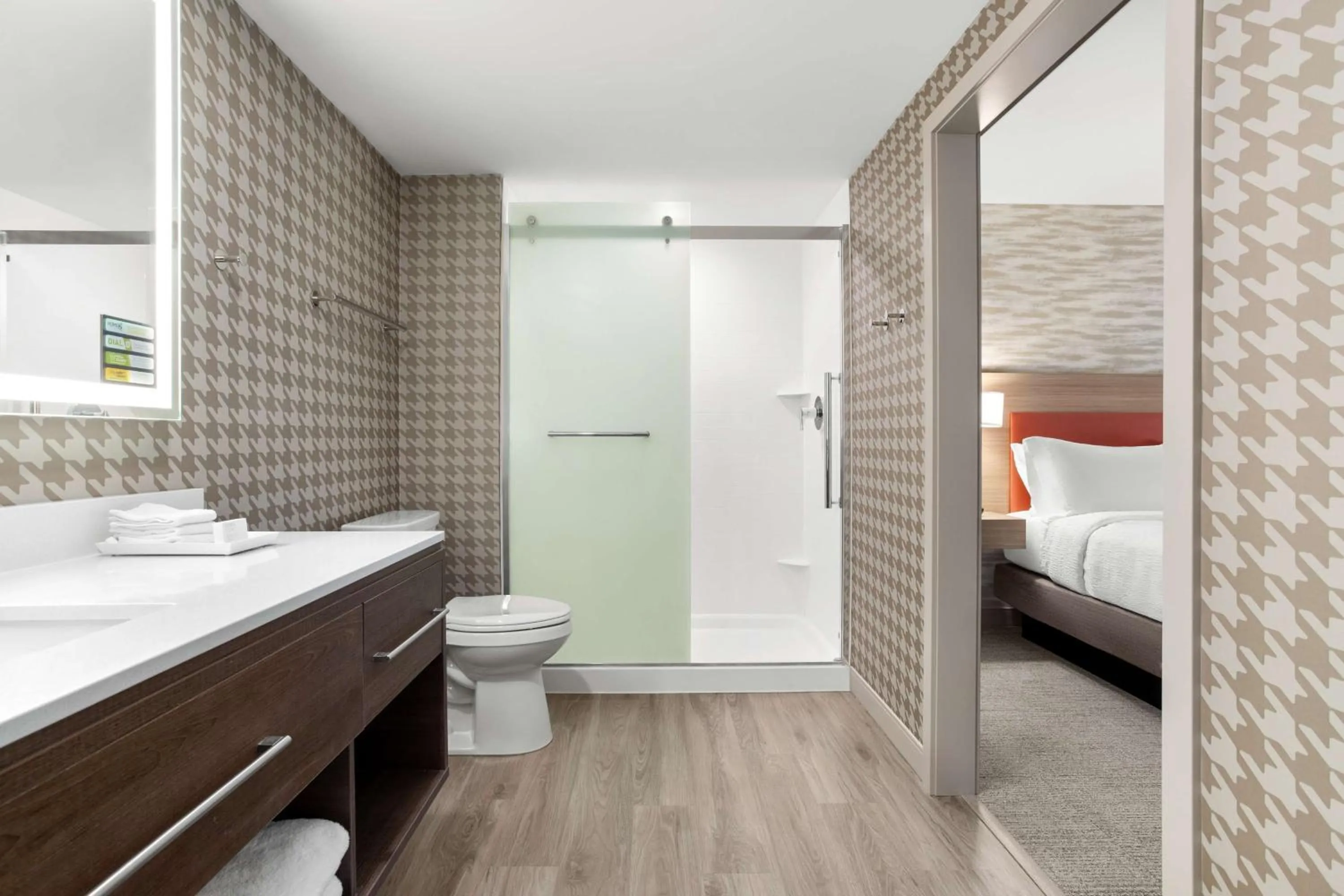 Bathroom, Bed in Home2 Suites By Hilton Owatonna