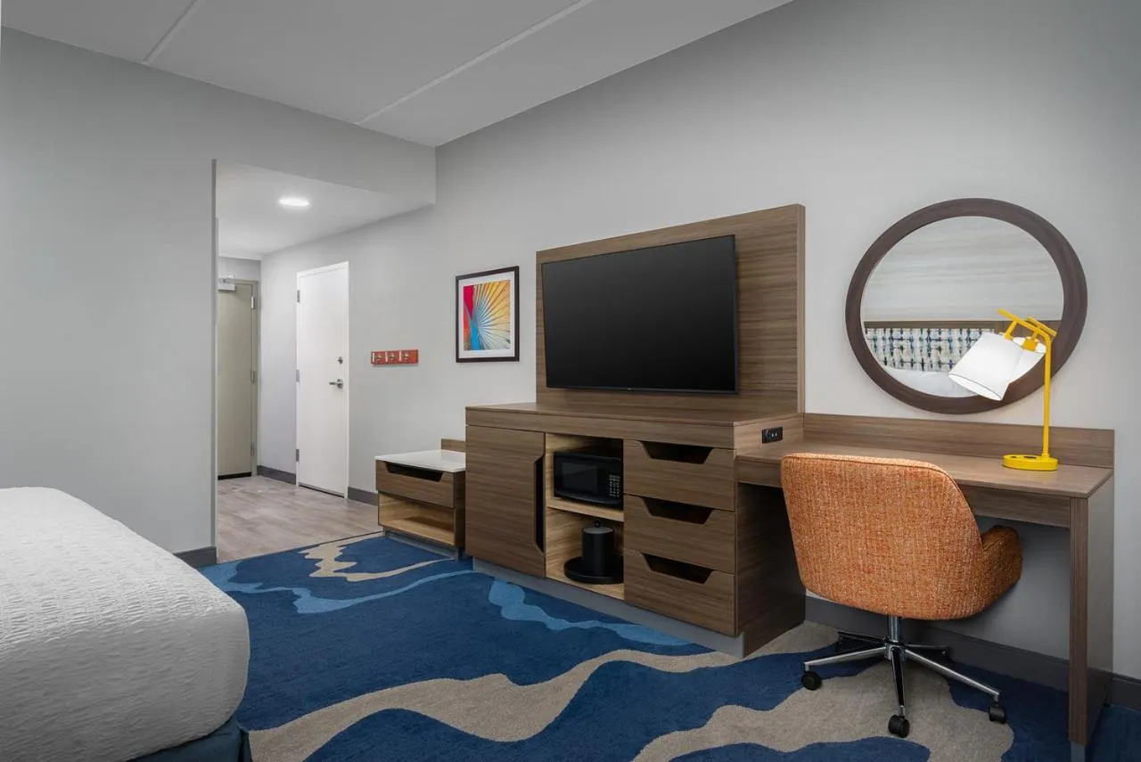 Photo of the whole room, Bed in Hampton Inn & Suites Naples South