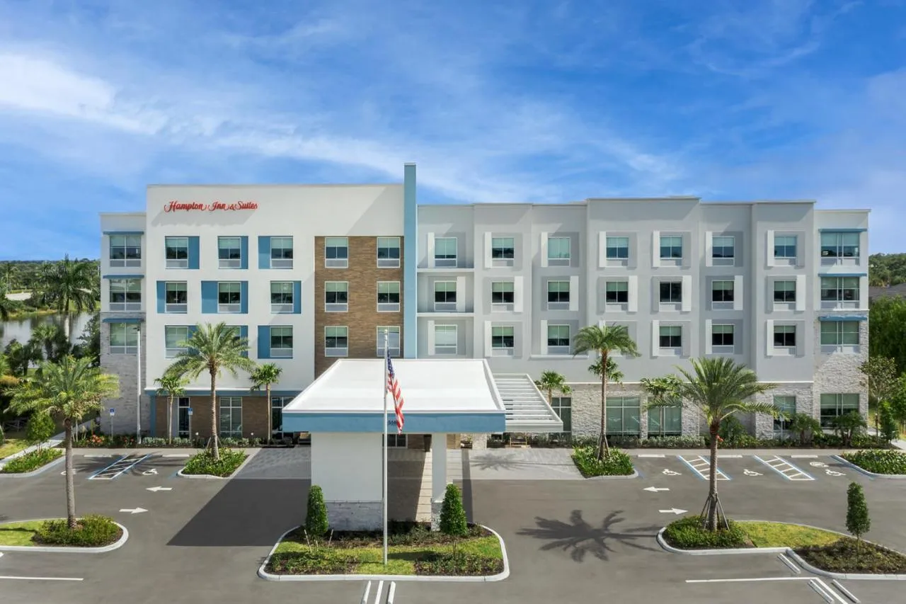 Property building in Hampton Inn & Suites Naples South