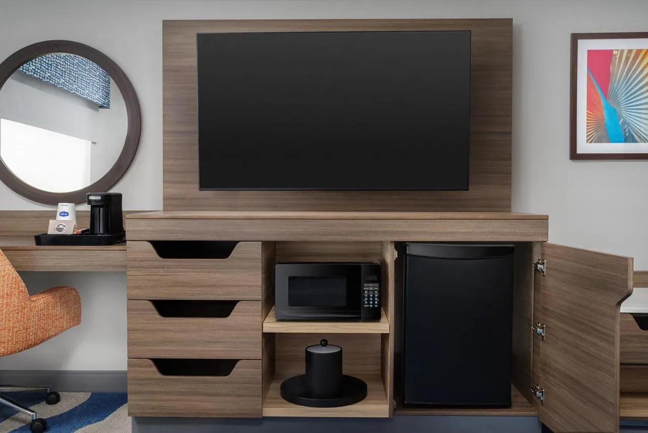 TV and multimedia in Hampton Inn & Suites Naples South