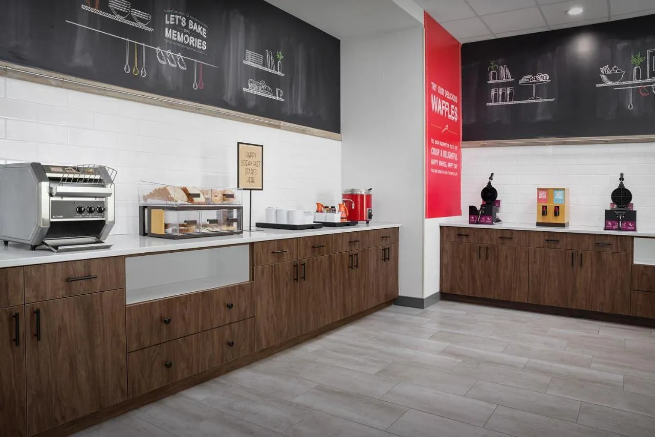 Buffet breakfast in Hampton Inn & Suites Naples South