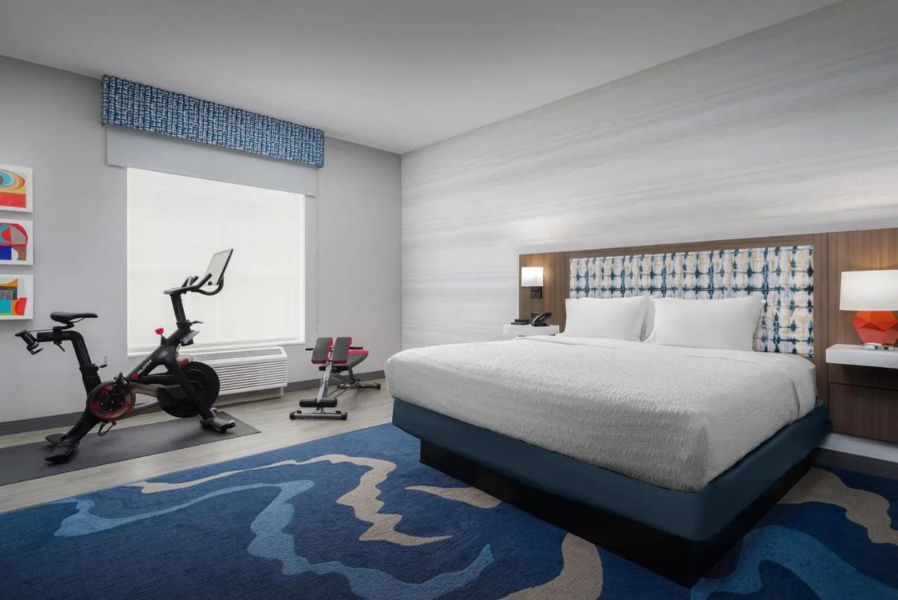 Photo of the whole room, Bed in Hampton Inn & Suites Naples South