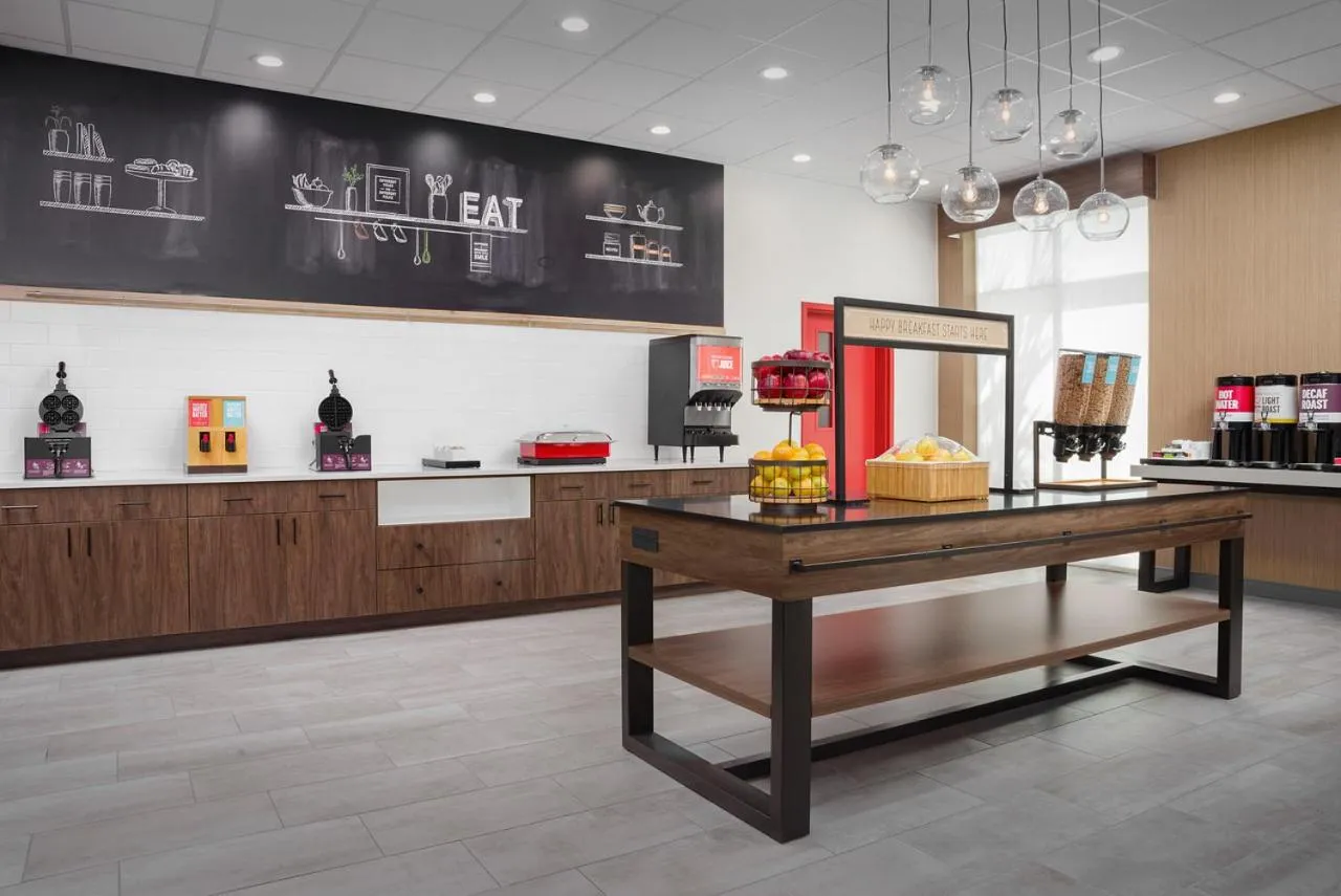 Buffet breakfast in Hampton Inn & Suites Naples South