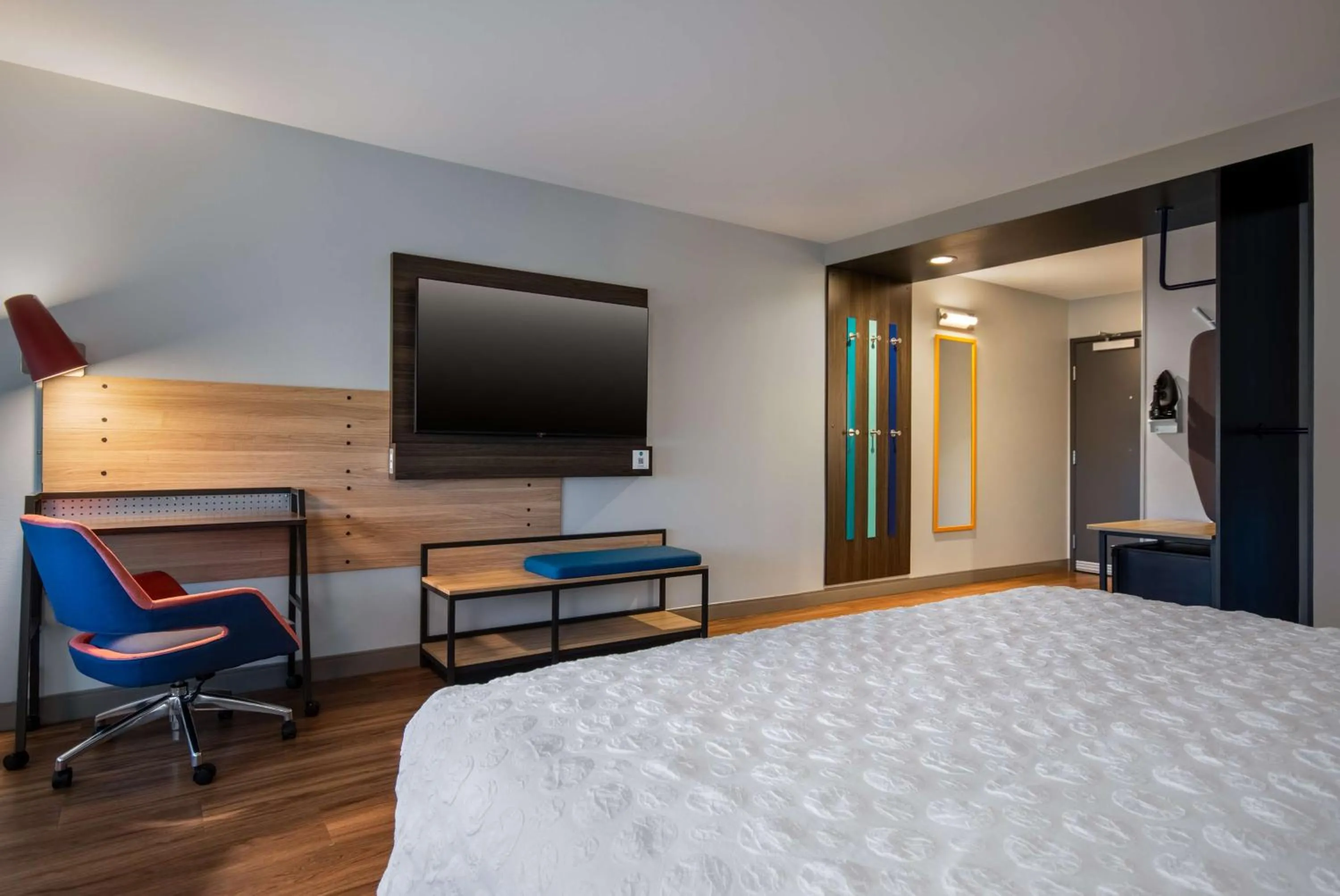 Bedroom, Bed in Tru By Hilton Merrillville