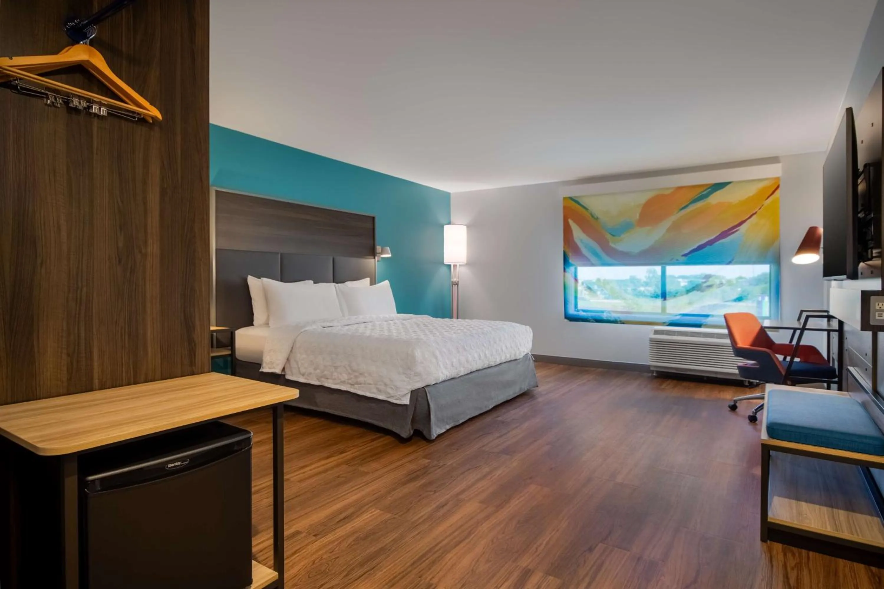 Bedroom, Bed in Tru By Hilton Merrillville
