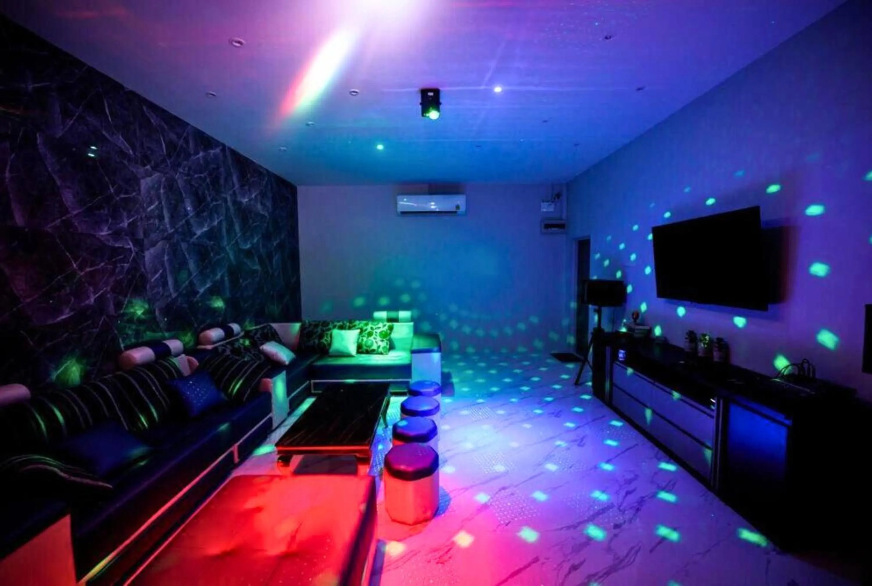 Karaoke in NP Pool Villa Hua Hin