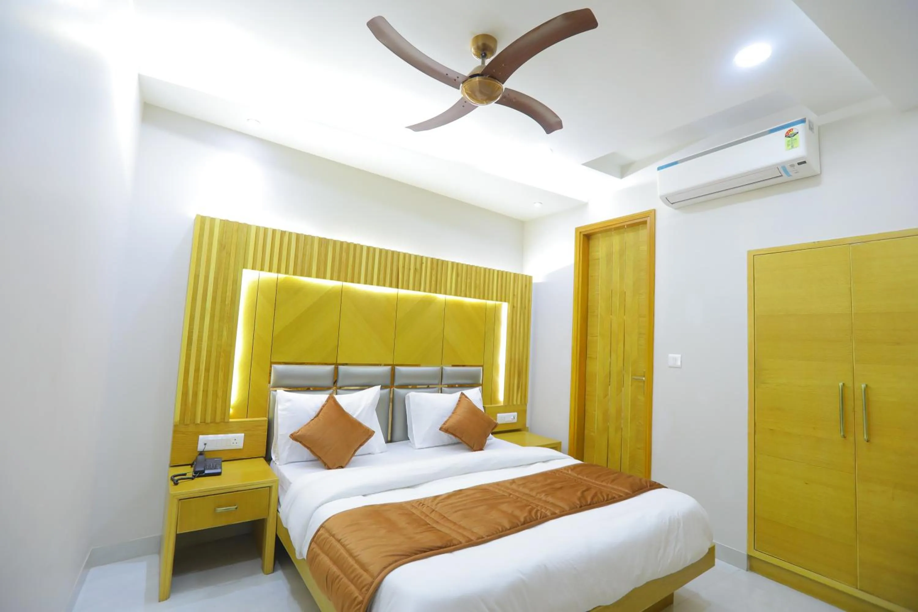 Bedroom, Bed in Hotel Glitz - Walk in from New Delhi Railway Station