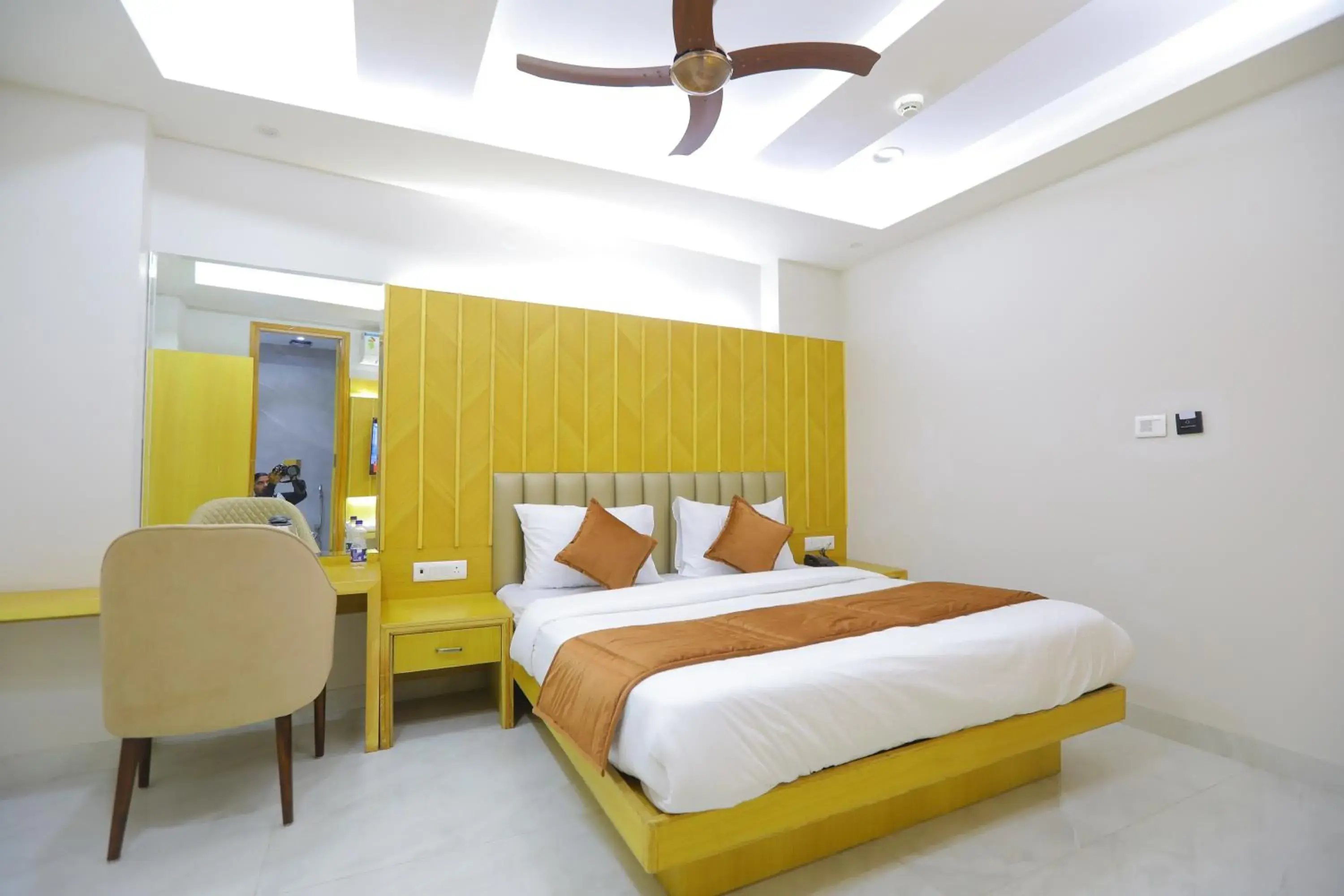 Deluxe Double Room in Hotel Glitz - Walk in from New Delhi Railway Station Deluxe Double Room in Hotel Glitz - Walk in from New Delhi Railway Station