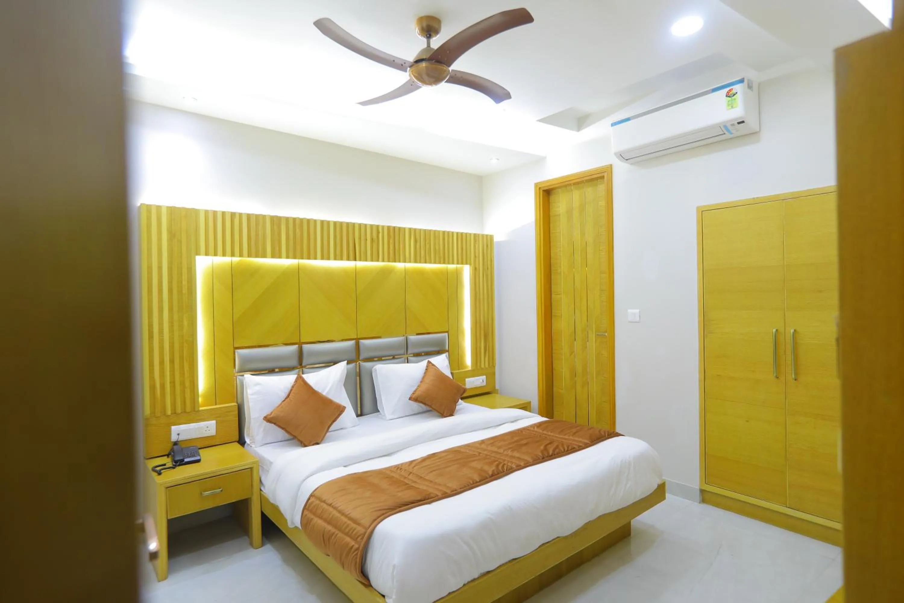 Bedroom, Bed in Hotel Glitz - Walk in from New Delhi Railway Station
