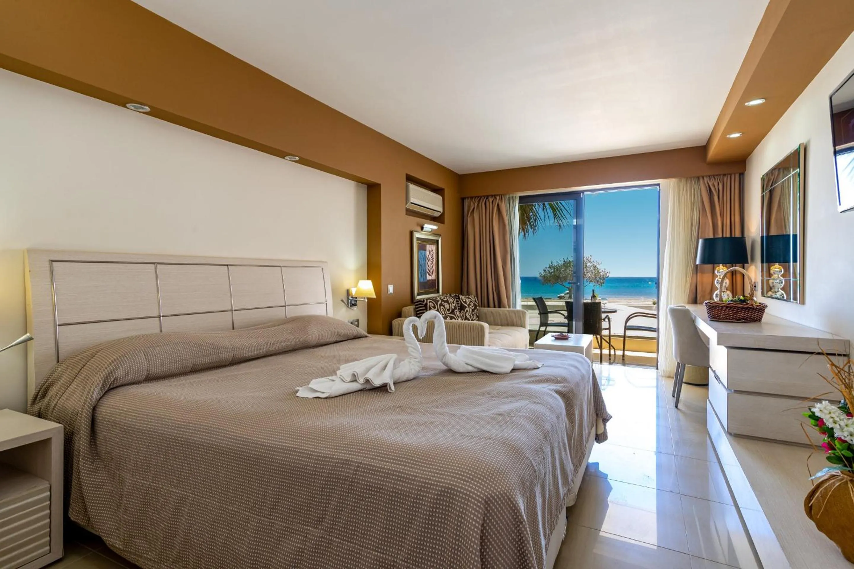 Photo of the whole room in Kamari Beach